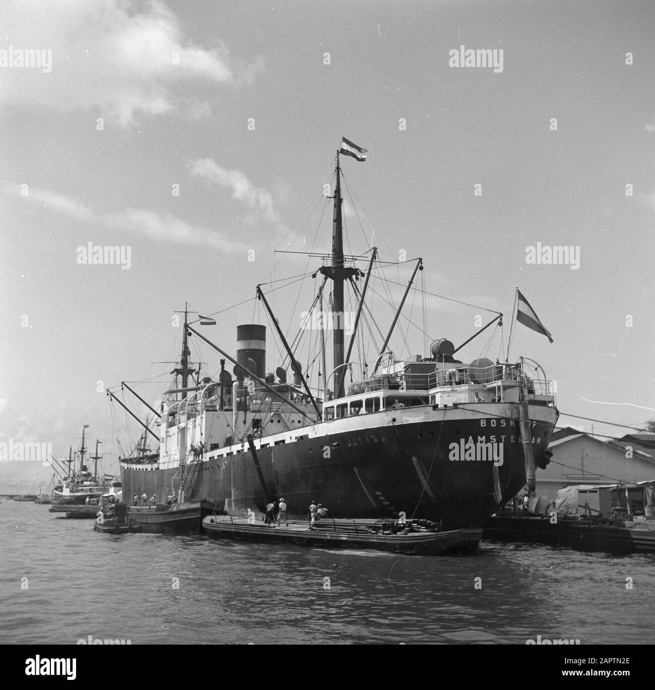 Voyage au Suriname et aux Antilles néerlandaises Le cargo Boskoop d'Amsterdam au quai dans le port de Willemstad sur Curaçao Date: 1947 lieu: Curaçao, Willemstad mots clés: Ports, navires de cargaison Nom de l'institution: KNSM Banque D'Images