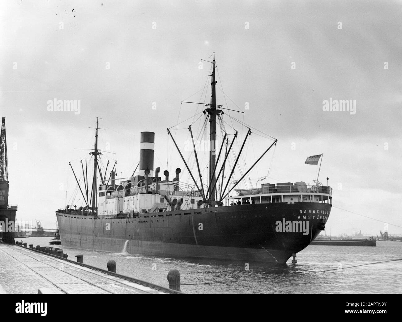 Le cargo Barneveld (Amsterdam) est remorqué par le remorqueur Amsterdam jusqu'au canal de la mer du Nord à partir du port d'Amsterdam Date: Non daté lieu: Amsterdam, Hollande du Nord mots clés: Ports, quais, navires, remorqueurs, navires de fret Banque D'Images
