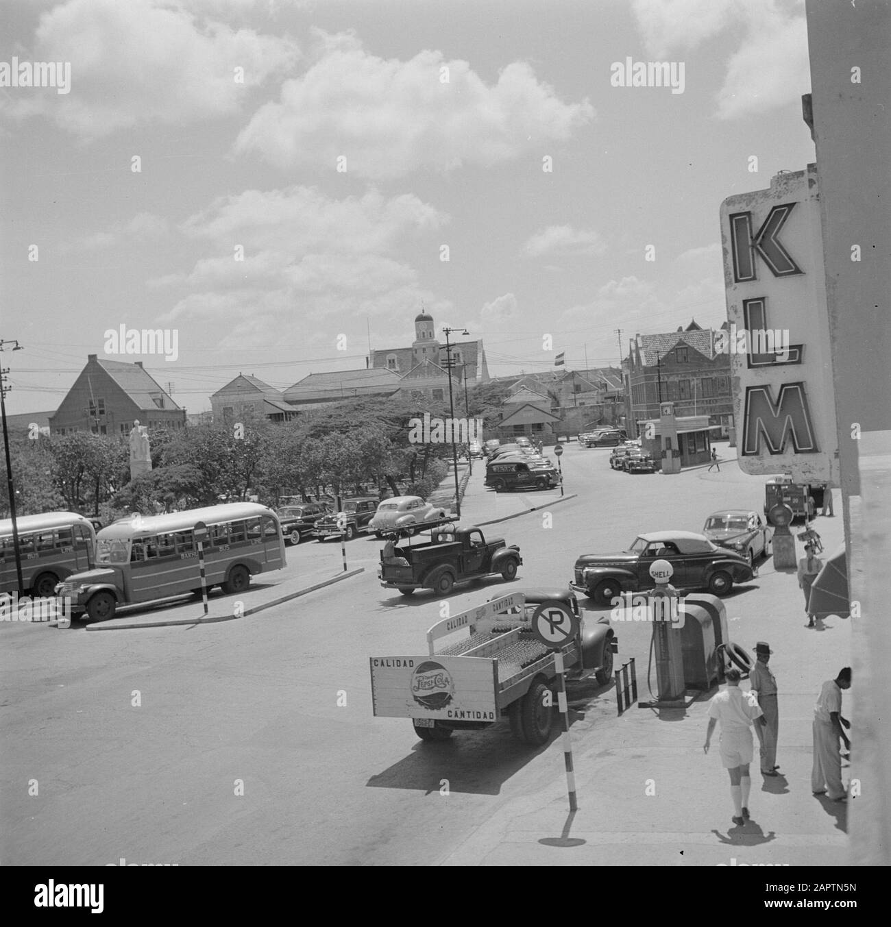 Voyage au Suriname et aux Antilles néerlandaises La Wilhelminaplein à Willemstad sur Curaçao. Droit le bureau de KLM Date: 1947 lieu: Curaçao, Willemstad mots clés: Voitures, autobus, images de rue Banque D'Images