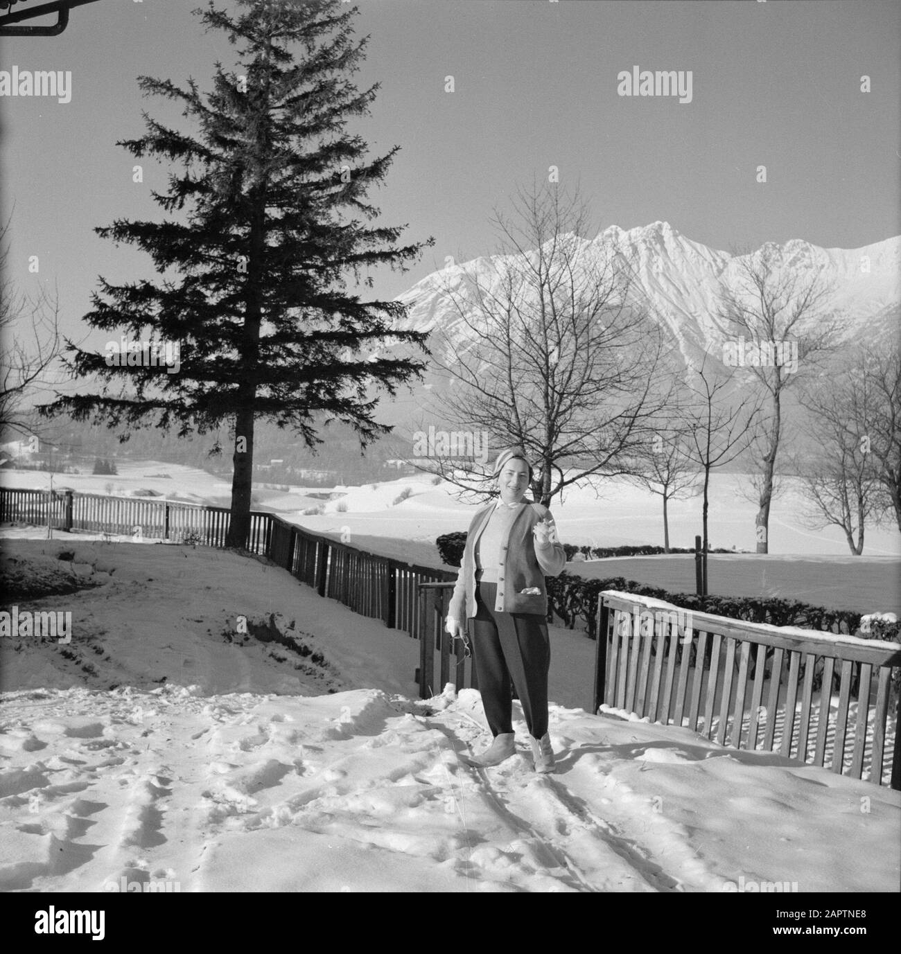 Hiver au Tyrol Hilde Eschen pose dans la neige avec en arrière-plan les montagnes Karwendel Date: Janvier 1960 lieu: Autriche, Sistrans, Tyrol mots clés: Montagnes, paysages, neige, vacances, randonnée pédestre, hiver Nom personnel: Echen, Hilde Banque D'Images