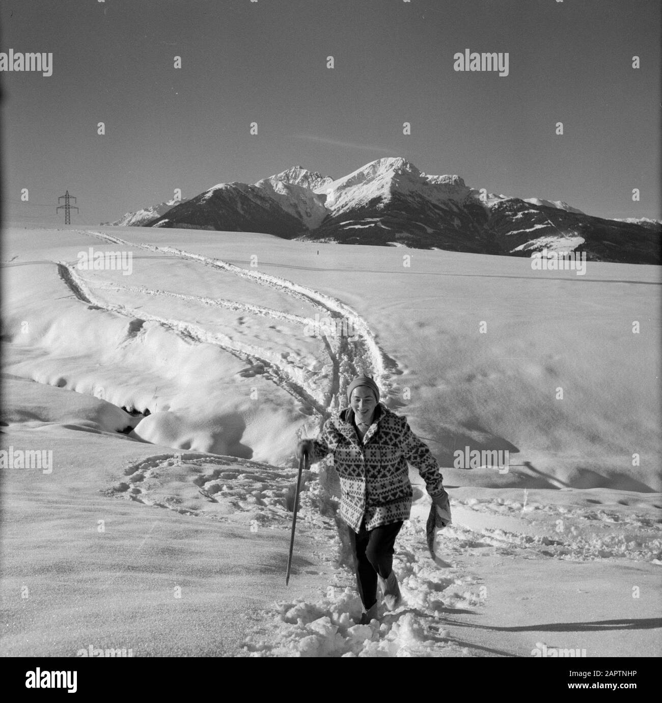 Hiver au Tyrol Hilde Eschen promenades dans la neige avec en arrière-plan les montagnes Karwendel Date: Janvier 1960 lieu: Autriche, Sistrans, Tyrol mots clés: Montagnes, paysages, neige, vacances, randonnée pédestre, hiver Nom personnel: Echen, Hilde Banque D'Images