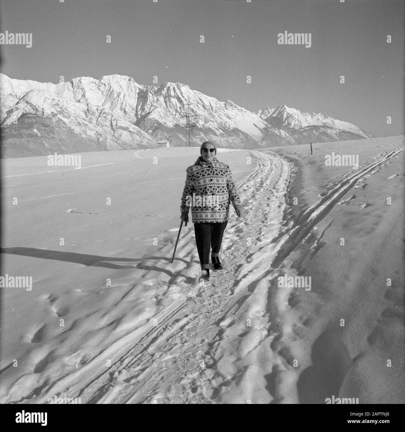 Hiver au Tyrol Hilde Eschen promenades dans la neige avec en arrière-plan les montagnes Karwendel Date: Janvier 1960 lieu: Autriche, Tyrol mots clés: Montagnes, paysages, neige, vacances, randonnée pédestre, hiver Nom personnel: Poll-Echen, Hildegard du Banque D'Images