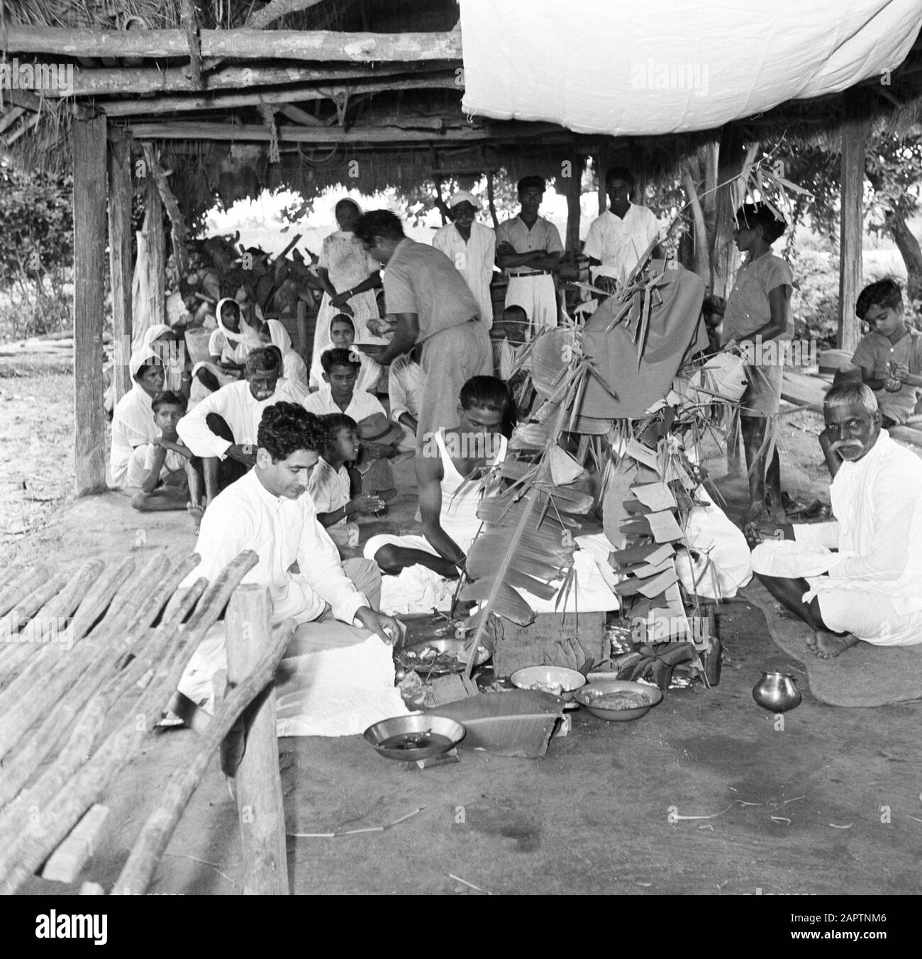 Voyage au Suriname et aux Antilles néerlandaises cérémonie sacrificielle hindoue dans la Nouvelle Nickerie Date: 1947 lieu: Nouvelle Nickerie, Suriname mots clés: Croyants, religion Banque D'Images