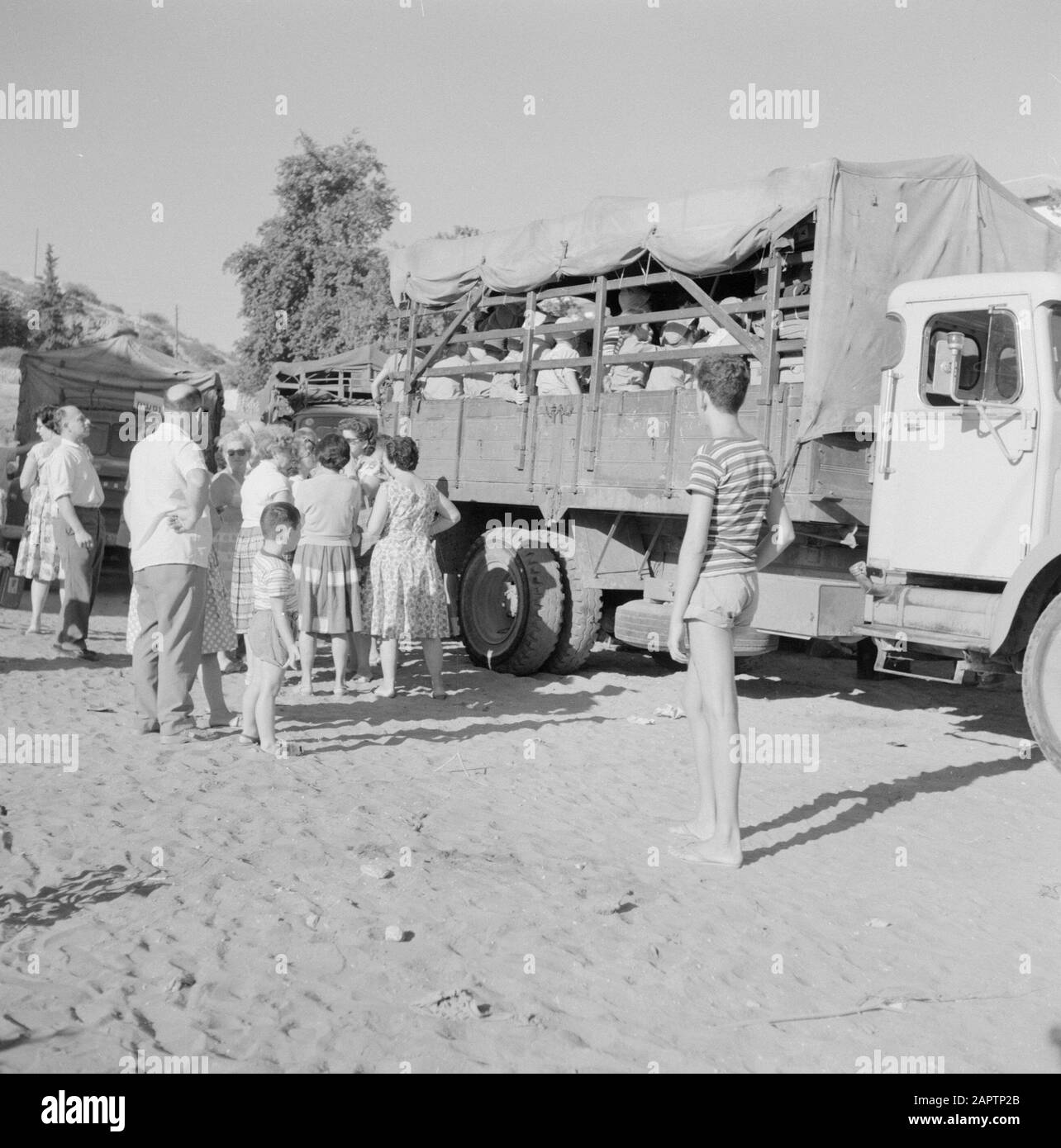 Hofesh boy scouts dans un camion, prêt à être transporté à leur destination de vacances Date: 1 janvier 1964 lieu: Israël mots clés: Enfants, petits scouts, vacances, camions Banque D'Images