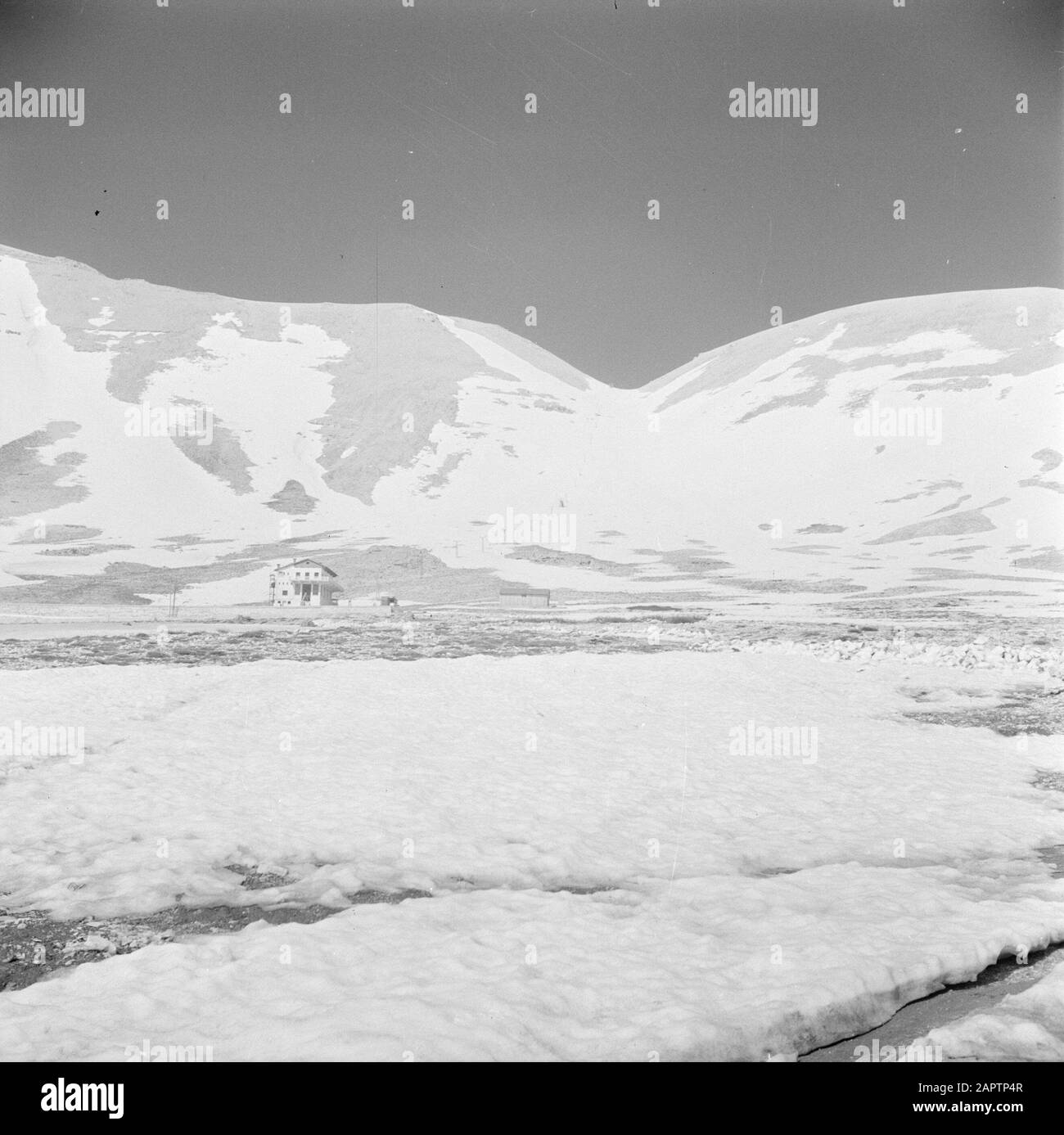 Moyen-Orient 1950-1955 : Liban Haut dans la vallée de Qadisha. Remontée mécanique Annotation: Paysage d'hiver Date: 1950 lieu: Cedars, Liban, Qadisha mots clés: Montagnes, panorama, neige, sports d'hiver Banque D'Images