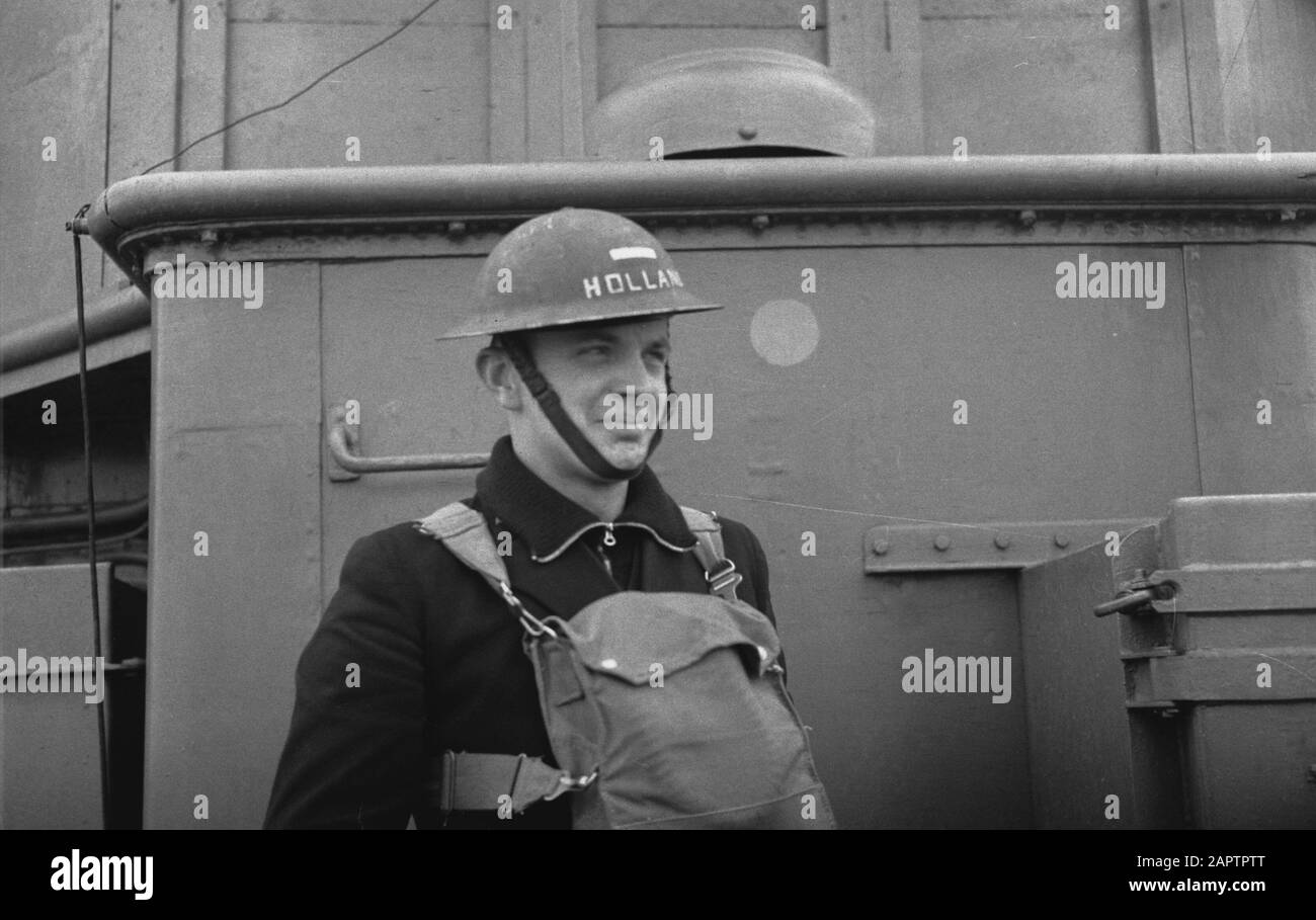 Rh. Mme Dan. - Flores. - Yeah. Un officier de marine néerlandais prêt à l'action Date: 1940-1945 mots clés: Équipage, surveillance, marine, navires de guerre, seconde Guerre mondiale Banque D'Images