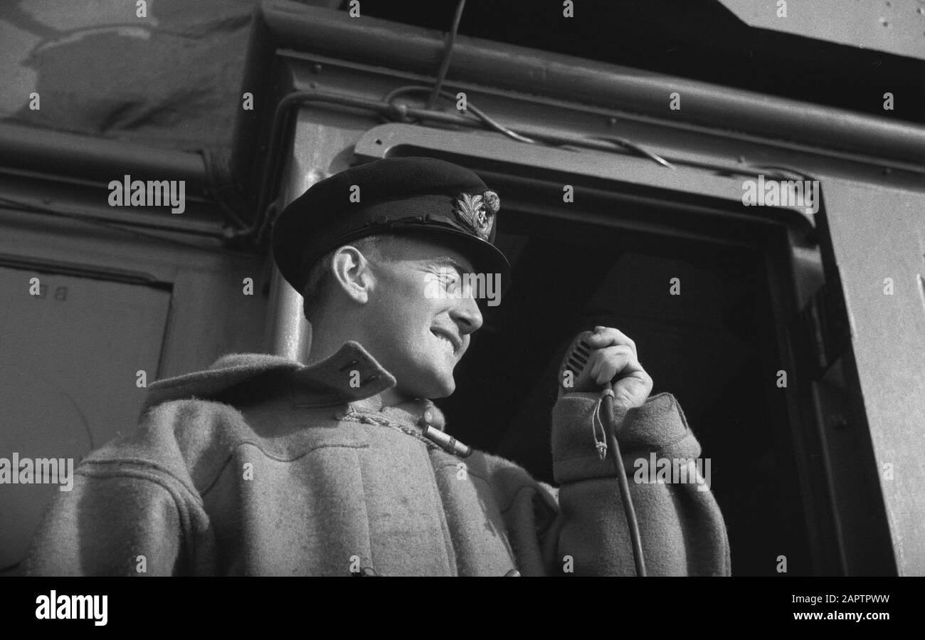 Rh. Mme Dan. - Flores. - Yeah. L'agent de liaison britannique donne des ordres aux cargos par le biais du microphone. Son surnom à bord est le Crooner Date: 1940-1945 mots clés: Équipage, surveillance, marine, navires de guerre, seconde Guerre mondiale Banque D'Images