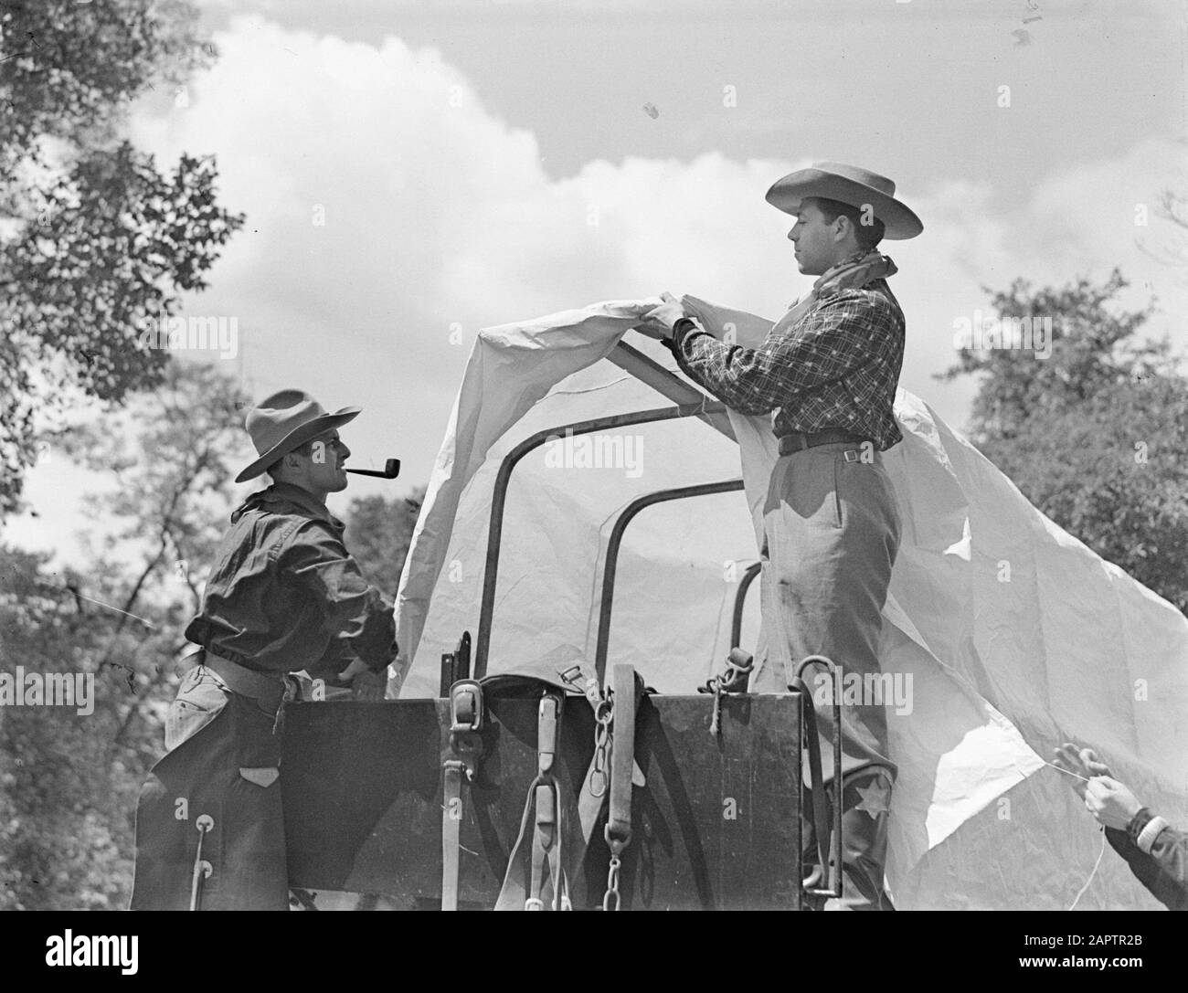 Wakanda Club Paris 1936 - les Indiens montrent que Huifkar est truqué par deux hommes Date: Mai 1936 lieu: France, Paris mots clés: Cowboys, Cozé, Paul Banque D'Images