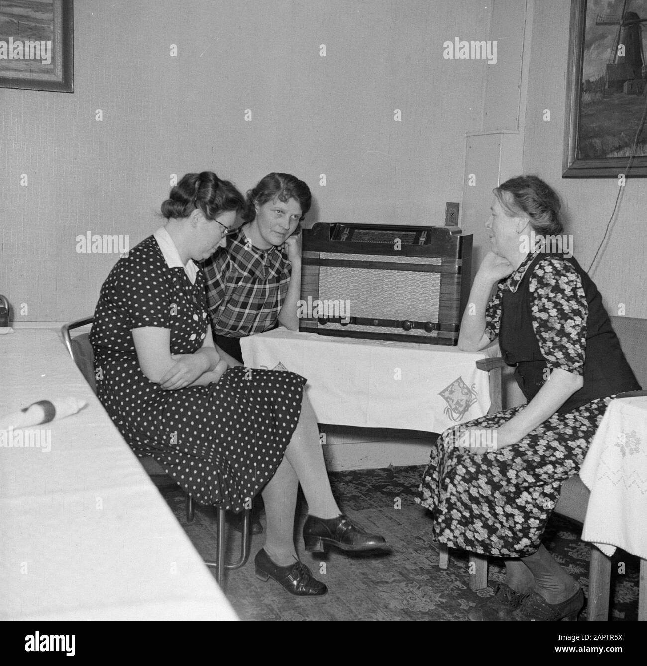 La famille royale du palais Soestdijk personnel de ménage écoute la radio Date: CA. 1947 lieu : Baarn, Utrecht (province) mots clés : personnel du ménage, maison royale, radio Banque D'Images