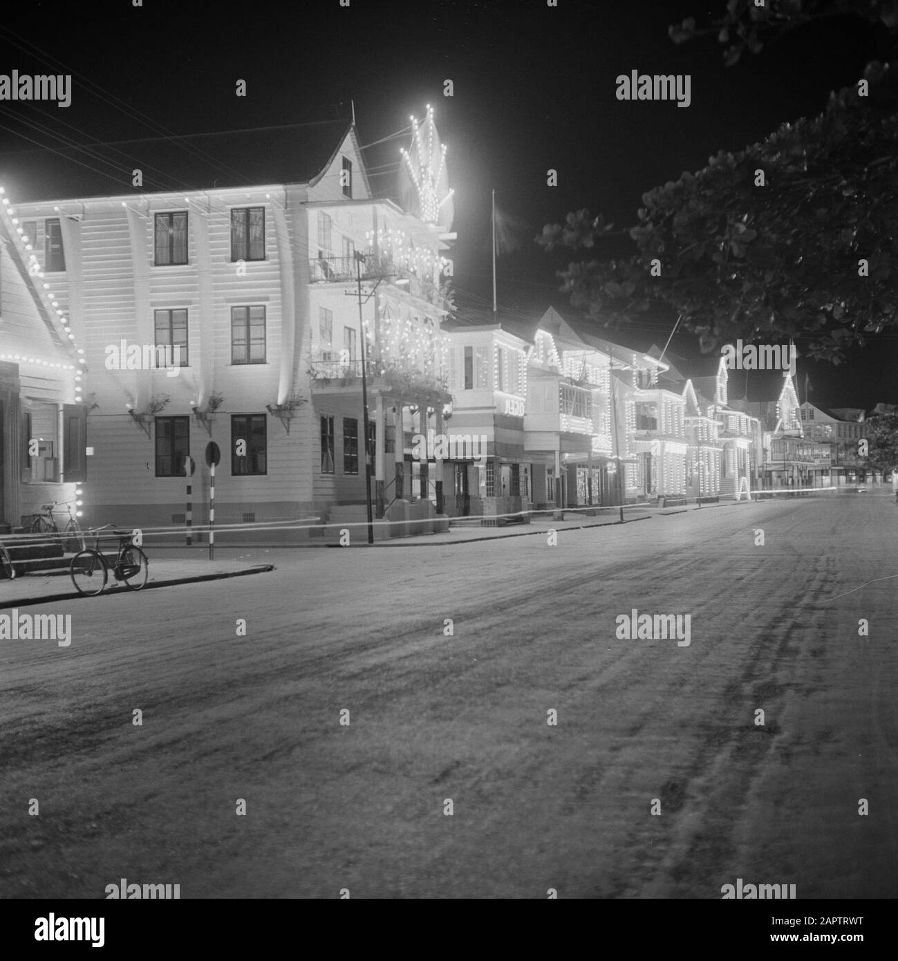 Antilles néerlandaises et Suriname au moment de la visite royale de la Reine Juliana et du Prince Bernhard en 1955 Illuminati au Waterkant à Paramaribo Date: 27 octobre 1955 lieu: Groningue, Suriname mots clés: Bâtiments, prises de vue de nuit, embellissements Banque D'Images