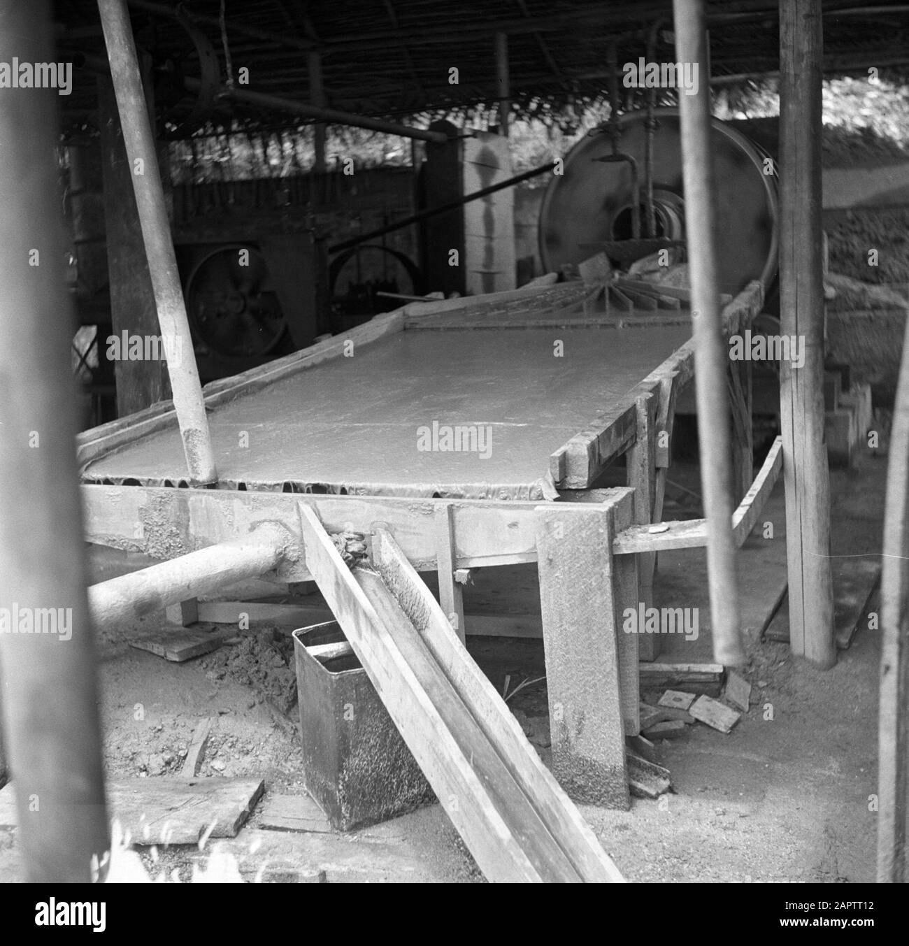 Voyage au Suriname et aux Antilles néerlandaises Dans la mine d'or de Jong Zuid, le papier de minerai est tiré sur la plaque de mercure sur laquelle les pièces d'or pendent Date: 1947 lieu: De Jong Zuid, Suriname mots clés: Or, prospecteurs Banque D'Images