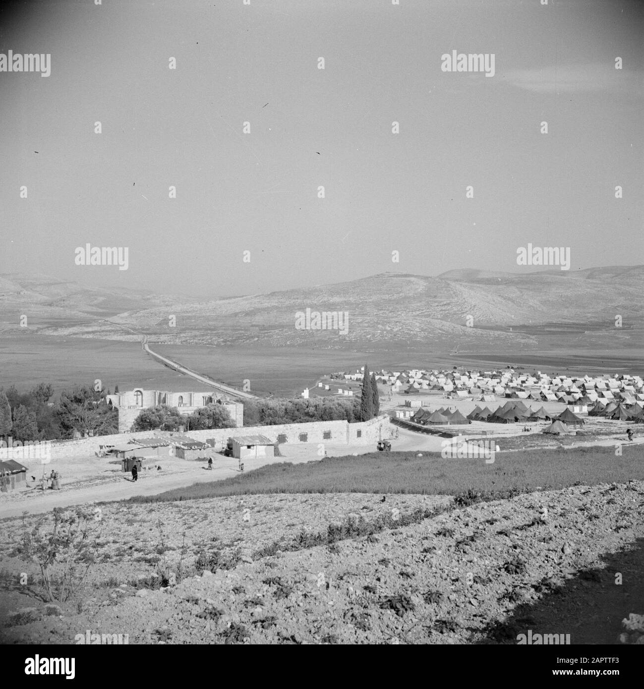 Moyen-Orient 1950-1955 : Jordanie Près De Naplouse. Camp de tentes réfugiés Annotation: Au moment de l'enregistrement cet endroit était en Jordanie Date: 1950 lieu: Palestine, Jordanie, Naplouse mots clés: Montagnes, villages, panorama, camps de tentes Banque D'Images