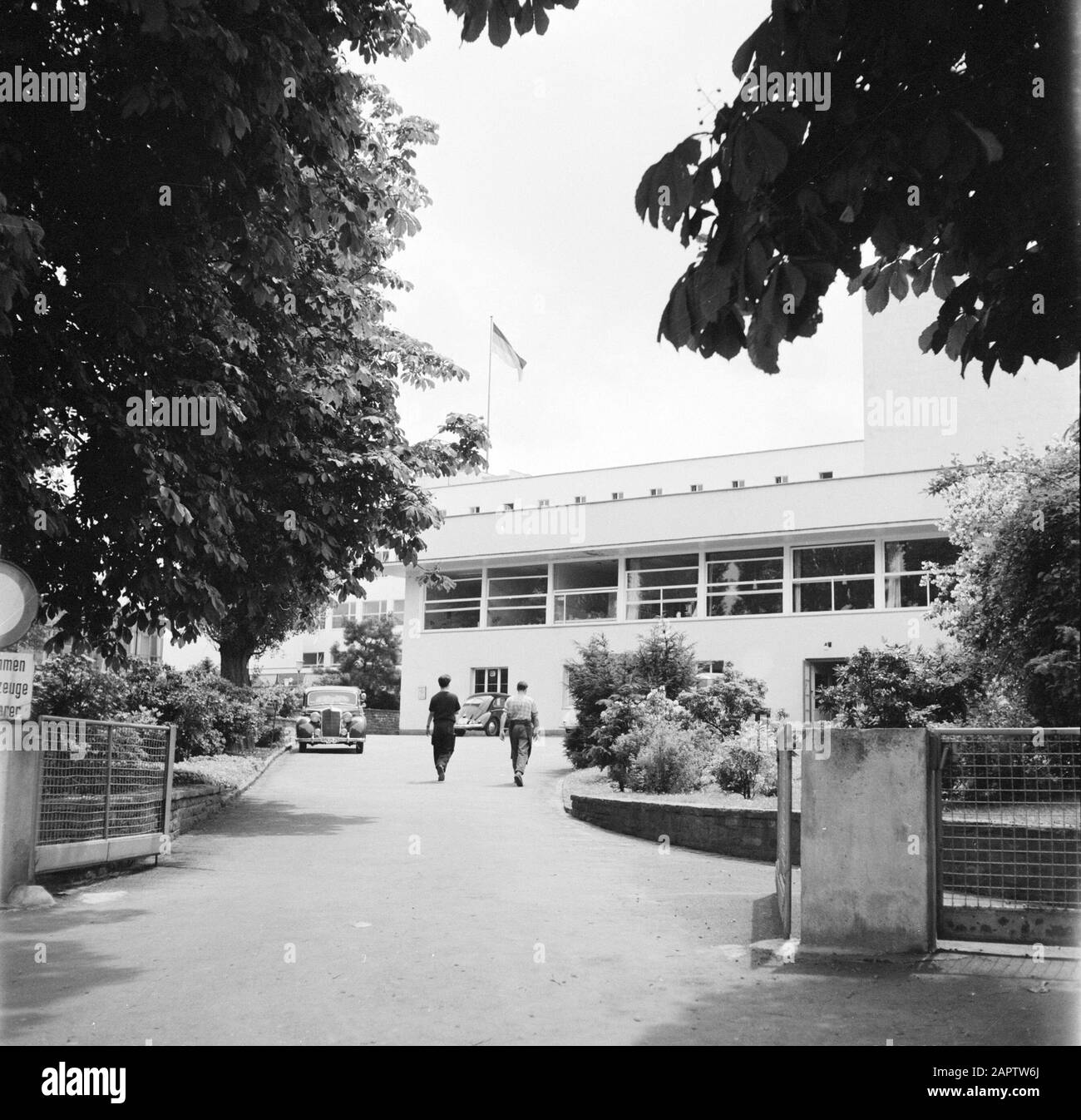Rhin navigation, rapport sur la vie et travail à bord d'un navire du Rhin entrée au Bundeshaus à Bonn Date: 1 avril 1955 lieu: Bonn, Allemagne, Allemagne de l'Ouest mots clés: Parlement bâtiments, paysage urbain Banque D'Images