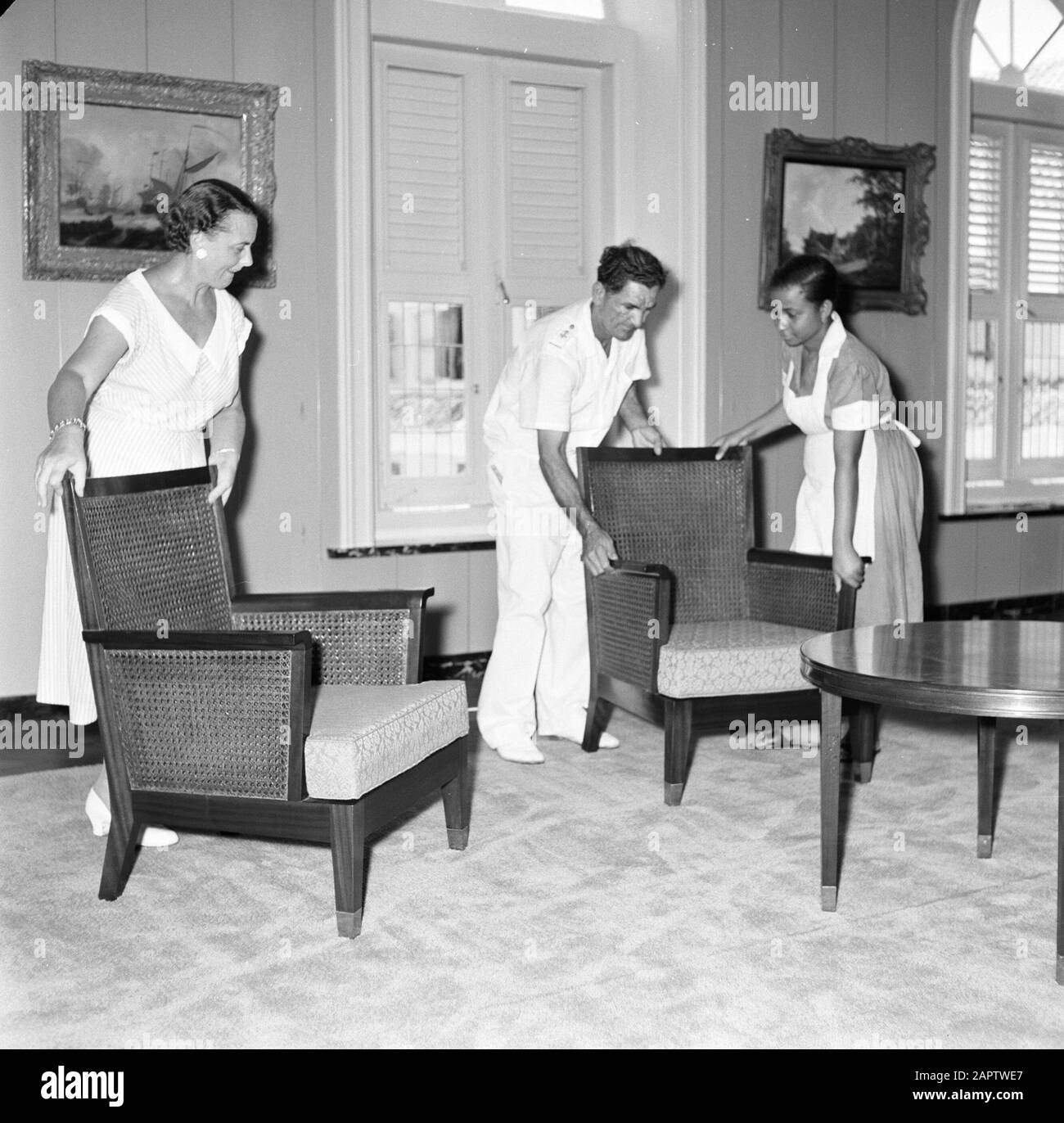 Antilles néerlandaises et Suriname au moment de la visite royale de la Reine Juliana et du Prince Bernhard en 1955 Décoration de la résidence royale à fort Amsterdam Willemstad. A quitté l'épouse du gouverneur, Mme Struycken-Feldbrugge Date : octobre 1955 lieu : Curaçao, Willemstad mots clés : intérieurs, meubles, personnel Nom personnel : Struycken-Feldbrugge, M.Th.J.M. Banque D'Images