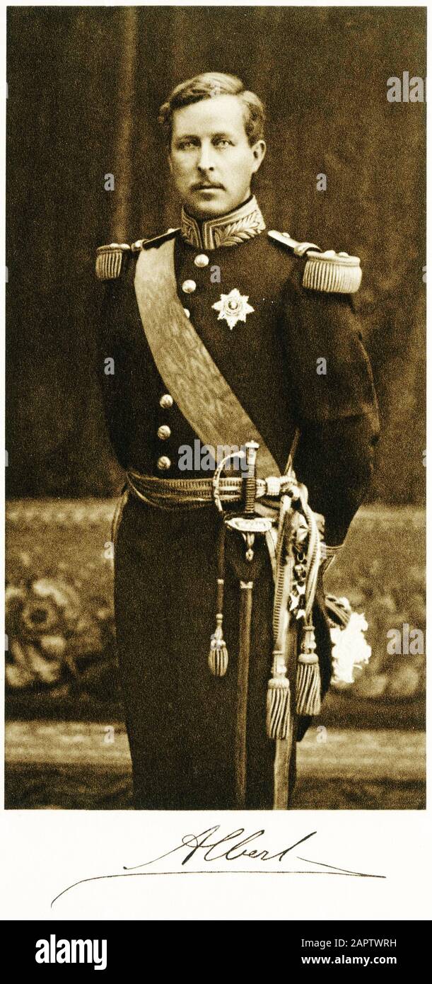 Portrait officiel demi-ton du roi Albert I de Belgique (1875 – 1934) qui régna de 1909 à 1934. Le roi Albert est mort dans un accident d'alpinisme dans l'est de la Belgique en 1934, à l'âge de 58 ans, et a été remplacé par son fils Léopold III formel; formally; Banque D'Images