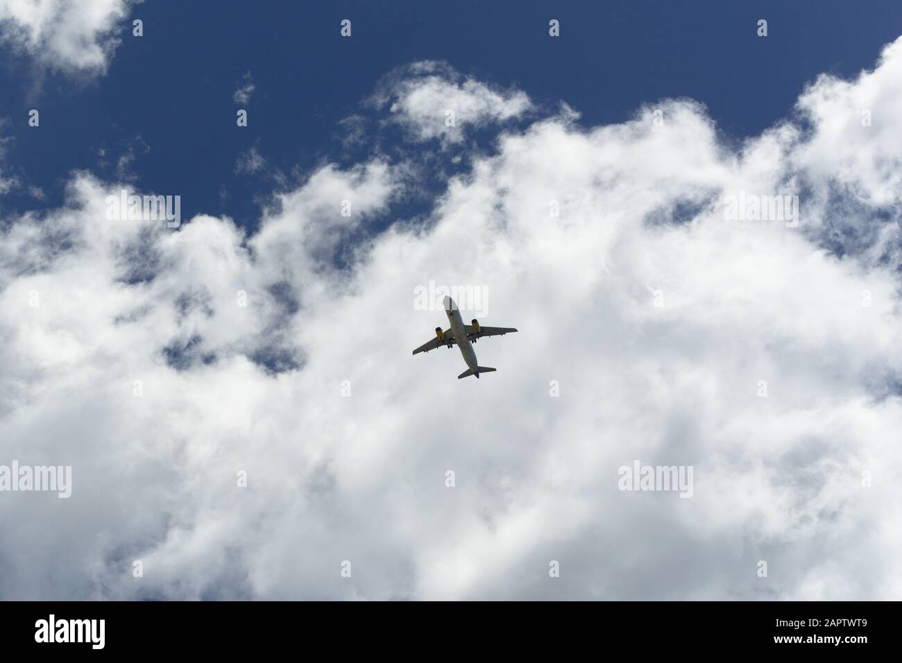 L'avion commercial vole dans un ciel nuageux. Banque D'Images