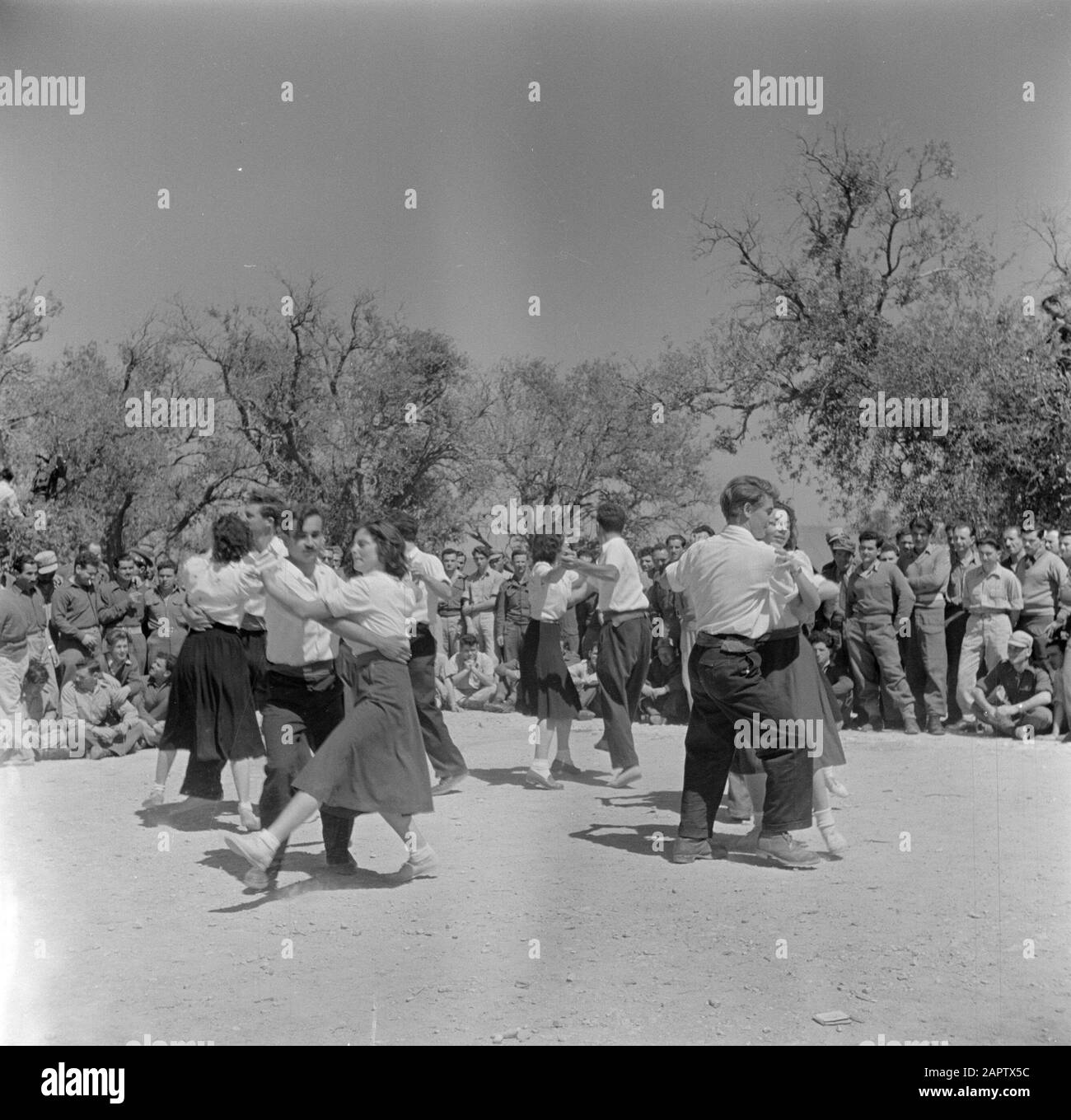 Israël 1948-1949: Danses folkloriques le jour de l'indépendance Les Citoyens d'une danse et du chant de kibboutz pendant la commémoration de l'indépendance Date: 1949 lieu: Israël mots clés: Commémorations, kibboutz, fêtes nationales, danses folkloriques Banque D'Images