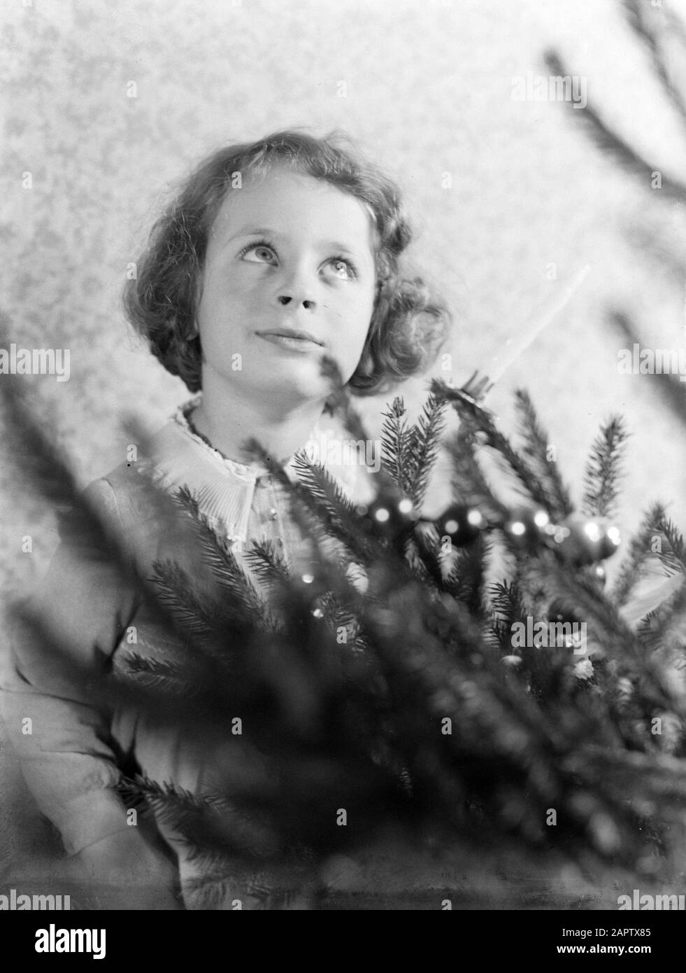 Portraits d'enfants Irmgard se tient derrière un arbre de Noël décoré Date: 1931 mots clés: Arbres de Noël, filles Banque D'Images