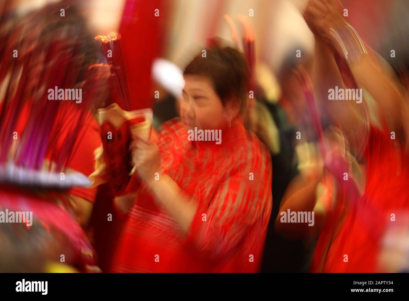 Jakarta, Dki Jakarta, Indonésie. 24 janvier 2020. Situé au Dharma Bakti Vihara, Jalan Petak Sembilan, Jakarta, le peuple chinois ethnique est venu mener des activités de prière dans le contexte de la célébration du nouvel an chinois. Ils viennent de divers endroits à Jakarta et certains viennent de l'extérieur de la ville crédit: Denny Pohan/ZUMA Wire/Alay Live News Banque D'Images