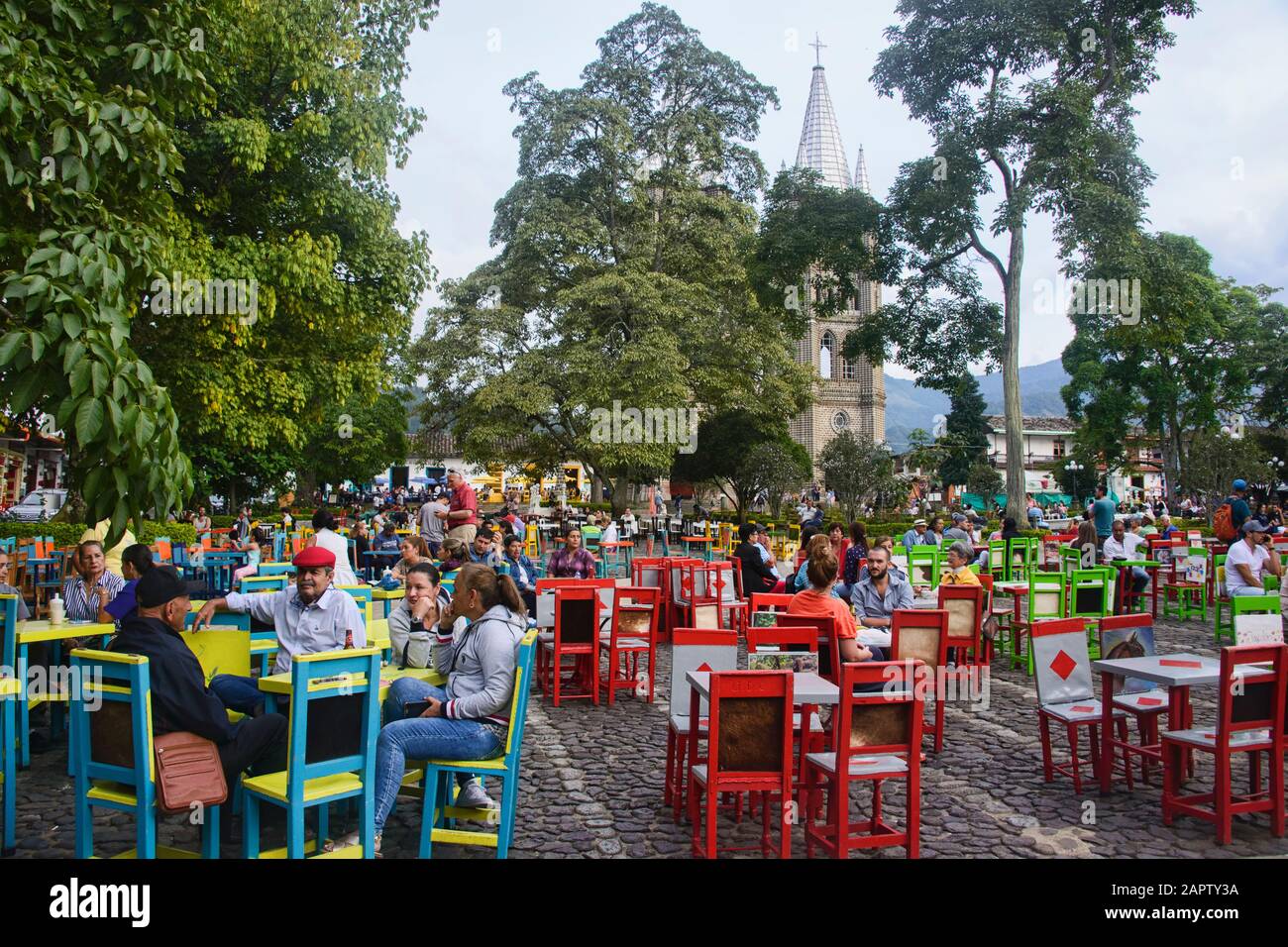 Dégustez un café sur la place principale du jardin coloré, Antioquia, Colombie Banque D'Images