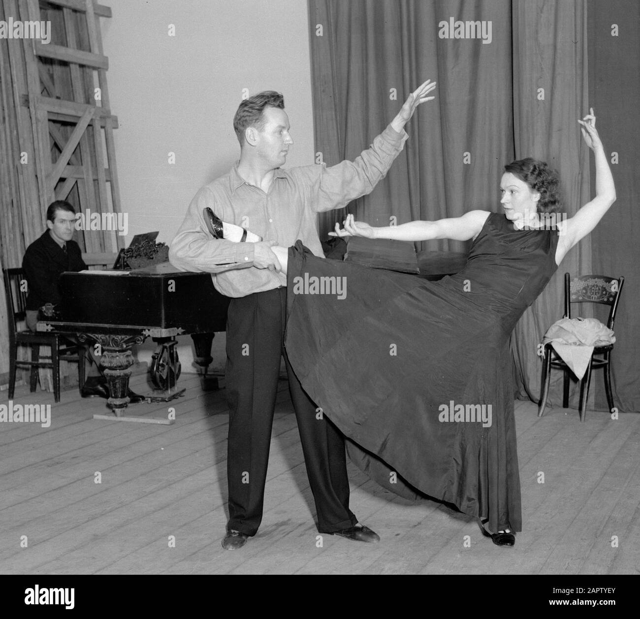 Première ballerina Loda Halama pratique avec Jan Cieplinski, maître de ballet de l'Opéra de Varsovie à Teatr Wielki; Banque D'Images