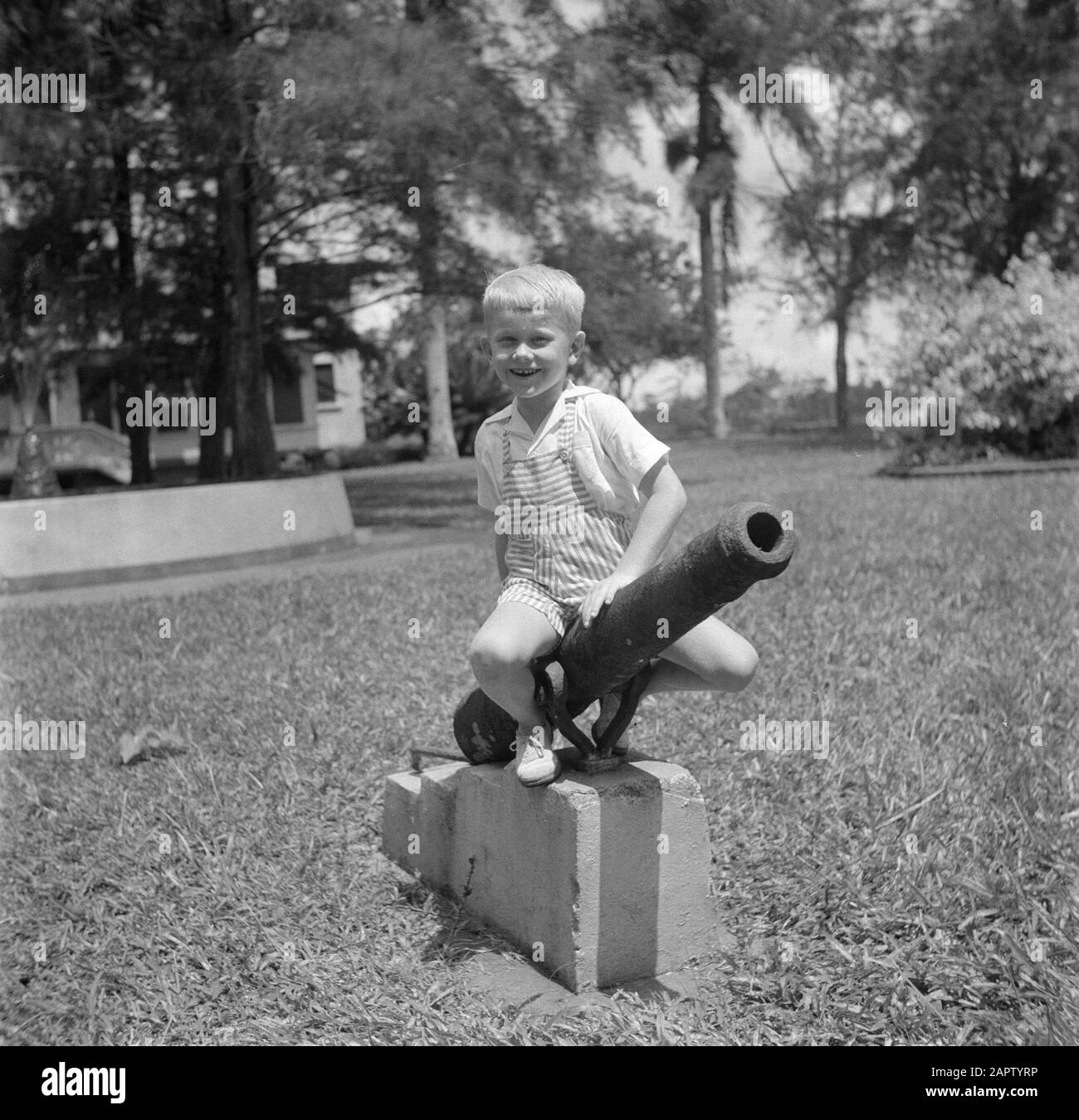 Voyage au Suriname et aux Antilles néerlandaises Jan, petit-fils du couple de Greve, sur un canon à Moengo au Suriname Annotation: J.R. de Greve a été directeur de la société Surinamese Bauxite à Moengo Date: 1947 lieu: Moengo, Suriname mots clés: Armes, enfants Nom personnel: Greve, Jan de Banque D'Images