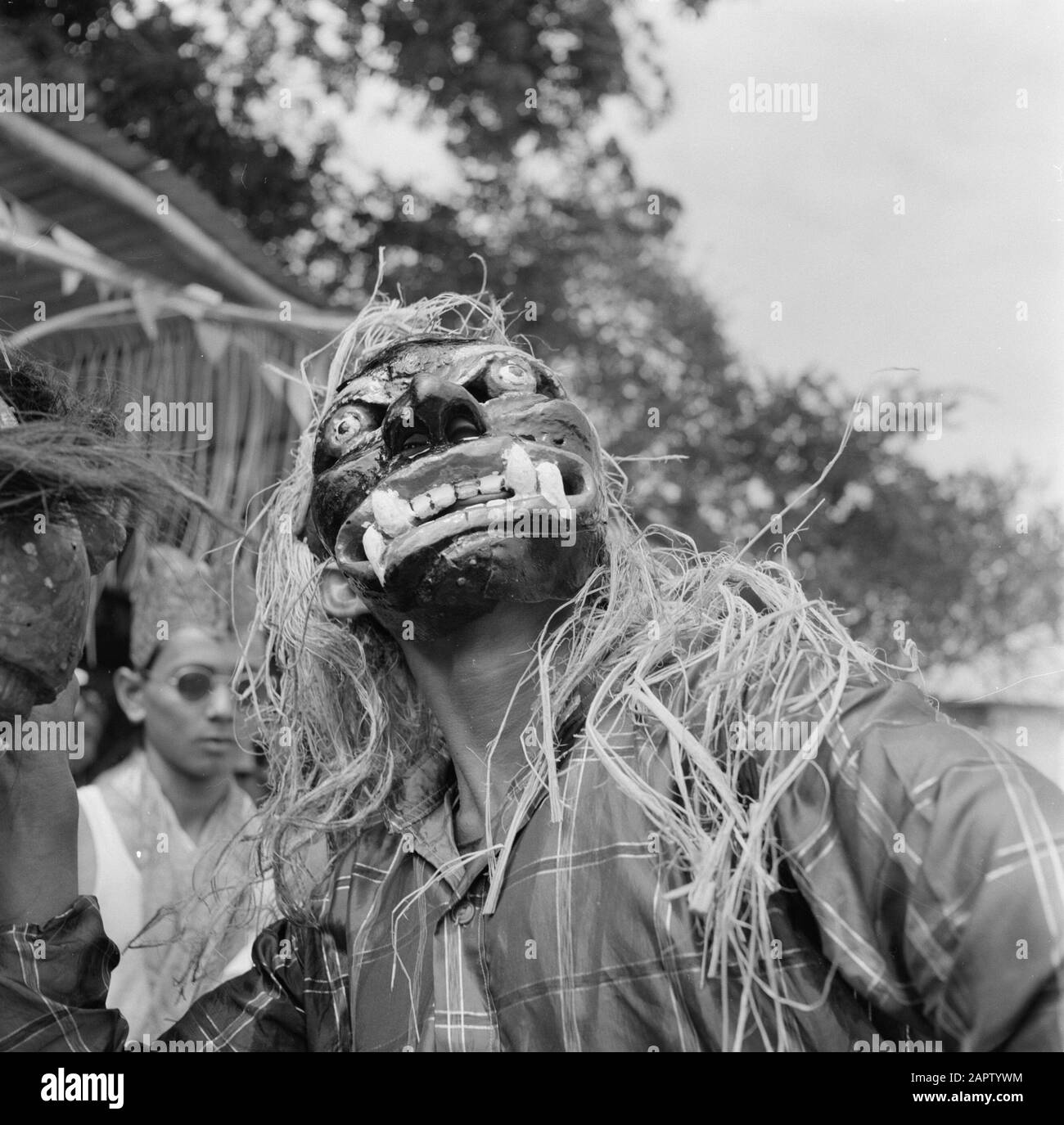 Antilles néerlandaises et Suriname au moment de la visite royale de la Reine Juliana et du Prince Bernhard en 1955 masque de danse javanaise à la danse à Lelydorp Date : 3 novembre 1955 lieu : Lelydorp, Suriname mots clés : danses, autochtones, masques Banque D'Images