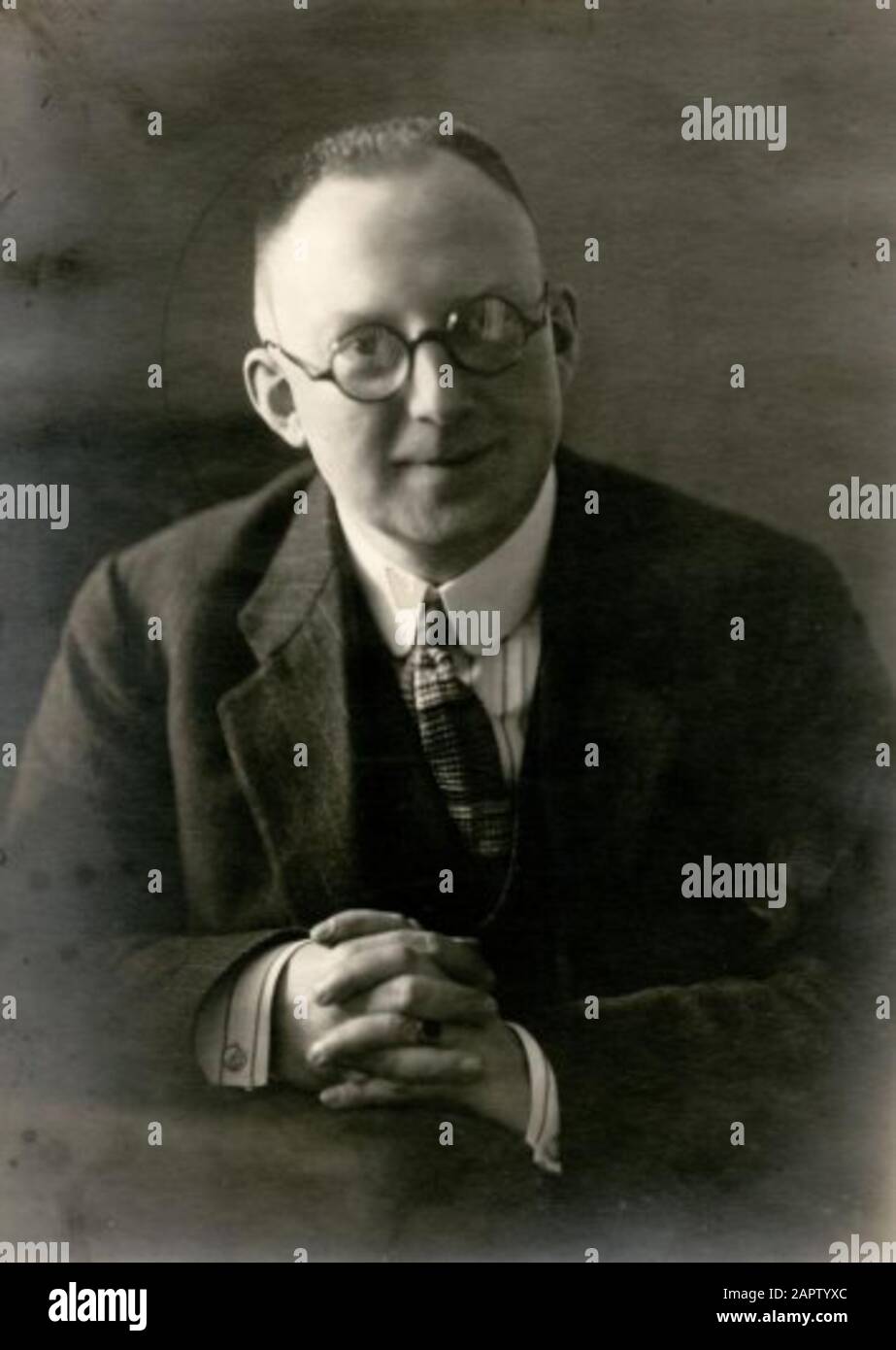 Portrait de l'auteur néerlandais et littéraire Dr. Jan L. Walch (1879-1946). Il a également écrit sous le pseudonyme 'Boekwurm' et 'Krammer' Sans plaats, [année inconnue; CA. 1930?]. ; Banque D'Images