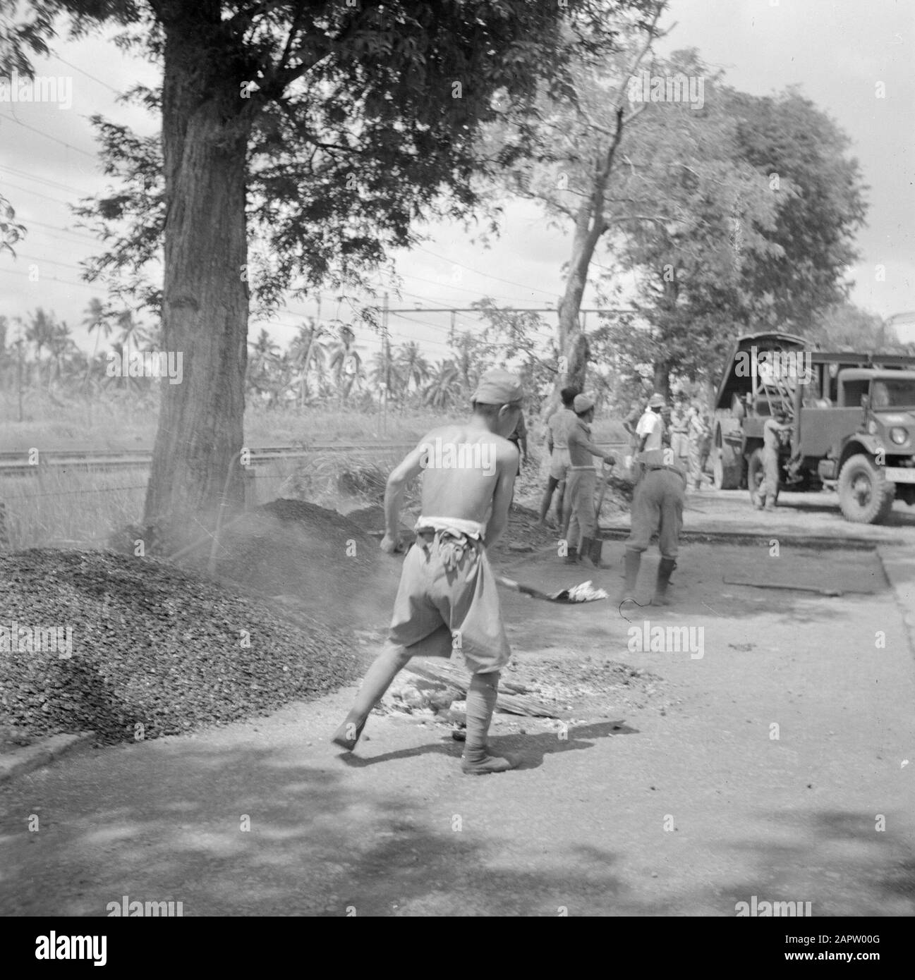 Volontaires de guerre à Malaca et en Indonésie prisonniers de guerre japonais travaillant à Kebajoran sur la route Date: Février 1946 lieu: Indonésie, Kemajoran, Antilles néerlandaises mots clés: Prisonniers de guerre, routes Banque D'Images