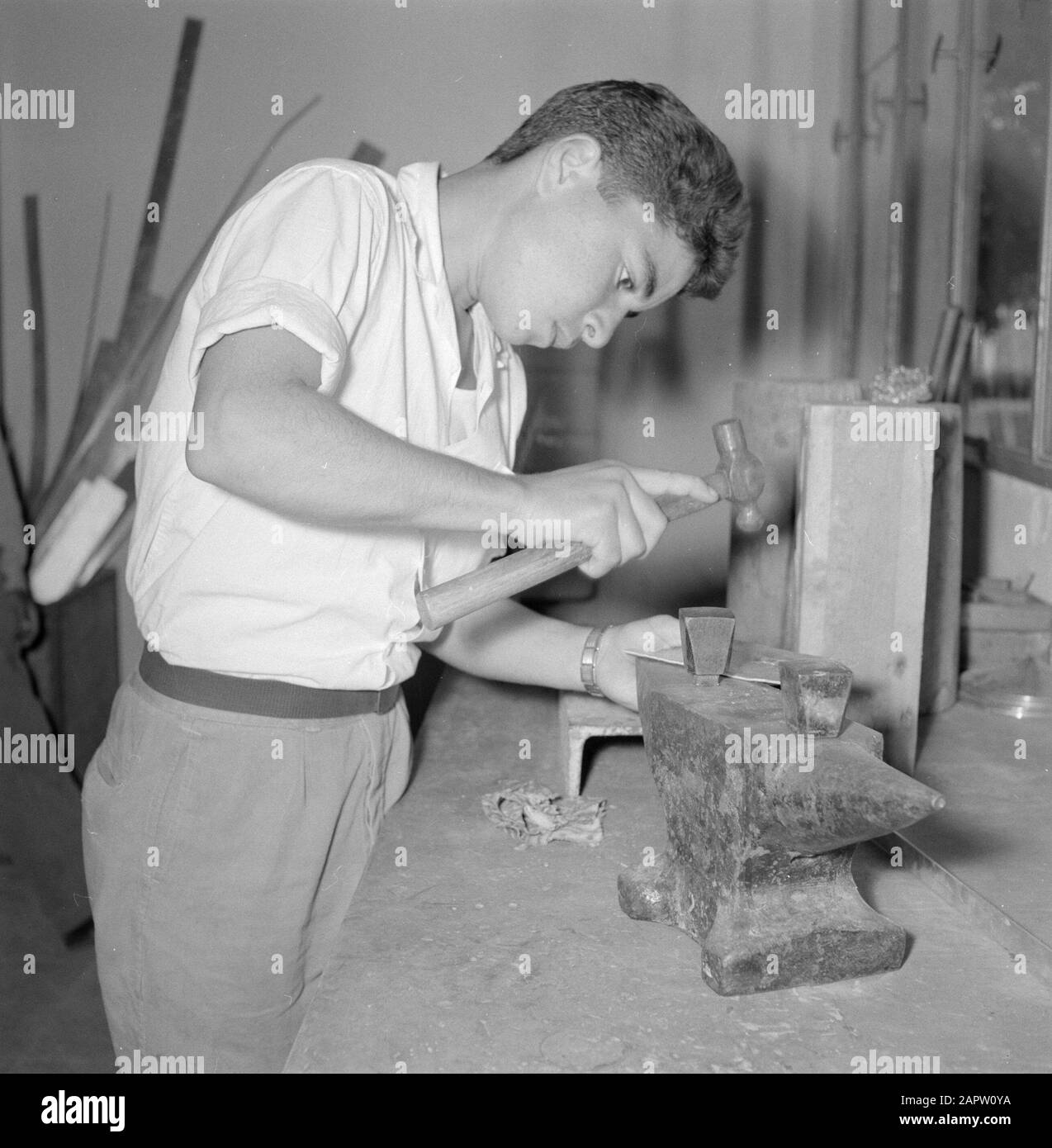 Centre Jeunesse Ramat Hadassah. Jeunes durant les cours compétences manuelles : métallurgie Date: 1 janvier 1964 lieu: Israël mots clés: Protection de l'enfant, métallurgie, éducation, pédagogie Banque D'Images