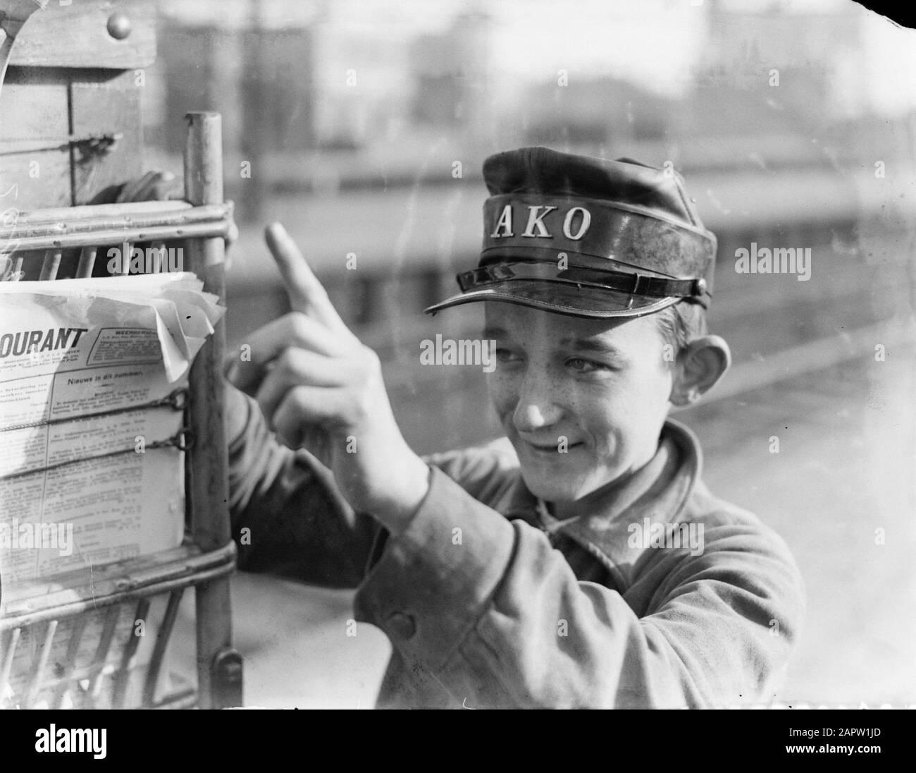 Reportage Nederlandse Spoorwegen Young magazine vendeur des points AKO au kiosque mobile Annotation: Ako représente Amsterdam Kiosk Enterprise, une chaîne de détail néerlandaise fondée en 1878. Date: 1932 lieu: Amsterdam, Noord-Holland mots clés: Journaux, chemins de fer, magazines Banque D'Images