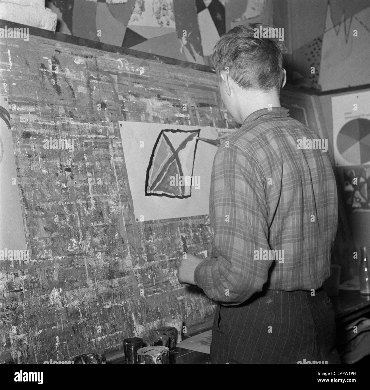 Bernadotte, école internationale Boy painting Date: Mars 1954 lieu: Danemark, Hellerup mots clés: Écoles internationales, éducation artistique, élèves, cours, éducation, écoliers Banque D'Images