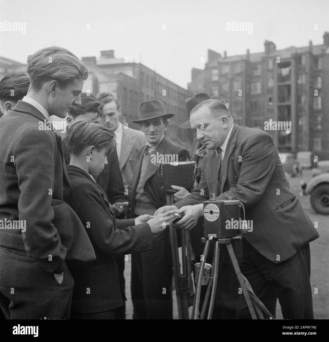 Market in Petticoat Lane, London Boys payer le photographe de rue pour leur photo, pris peu de temps avant avec l'appareil photo Aptus droit Date: 1947 lieu: Angleterre, Londres mots clés: Appareils photos, garçons Banque D'Images