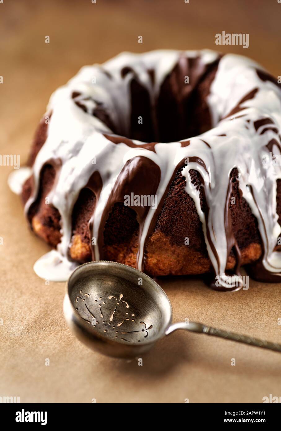 Marbré face vers le bas gâteau avec glacer. Concept pour un délicieux gâteau de Pâques. Fond en bois. Banque D'Images