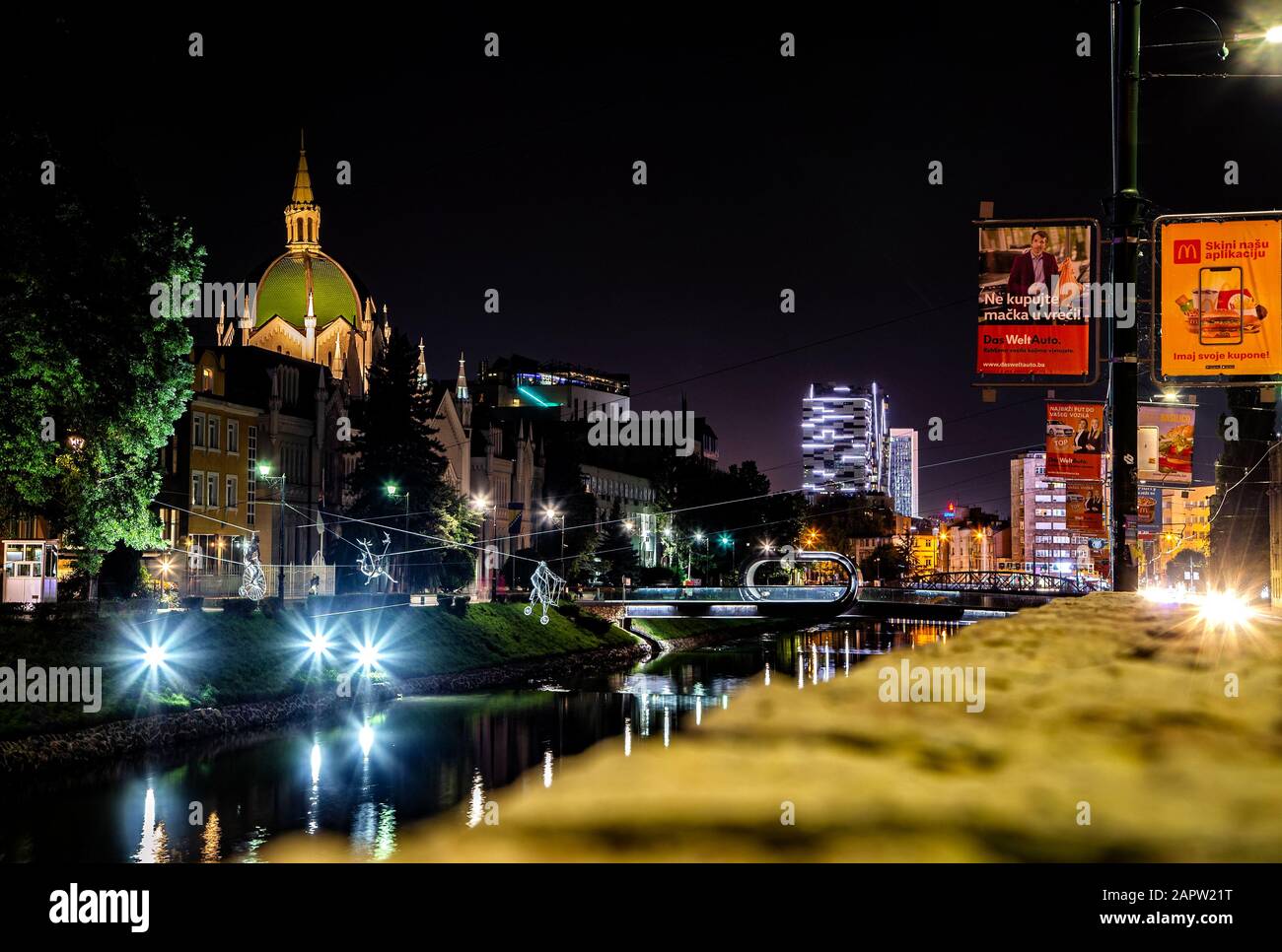 Miljacka River embankment.Drôles sculptures Pendales d'Enes Sivac,en arrière-plan l'Académie des Beaux-Arts et le pont Festina Lente.Sarajevo. Banque D'Images