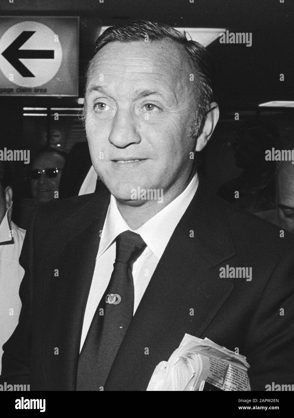 Elftal Espagnol à Schiphol en raison d'un match contre Feijenoord; Espagnol-entraîneur Santamaria; Banque D'Images Elftal Espagnol à Schiphol en raison d'un match contre Feijenoord; Espagnol-entraîneur Santamaria; Banque D'Images