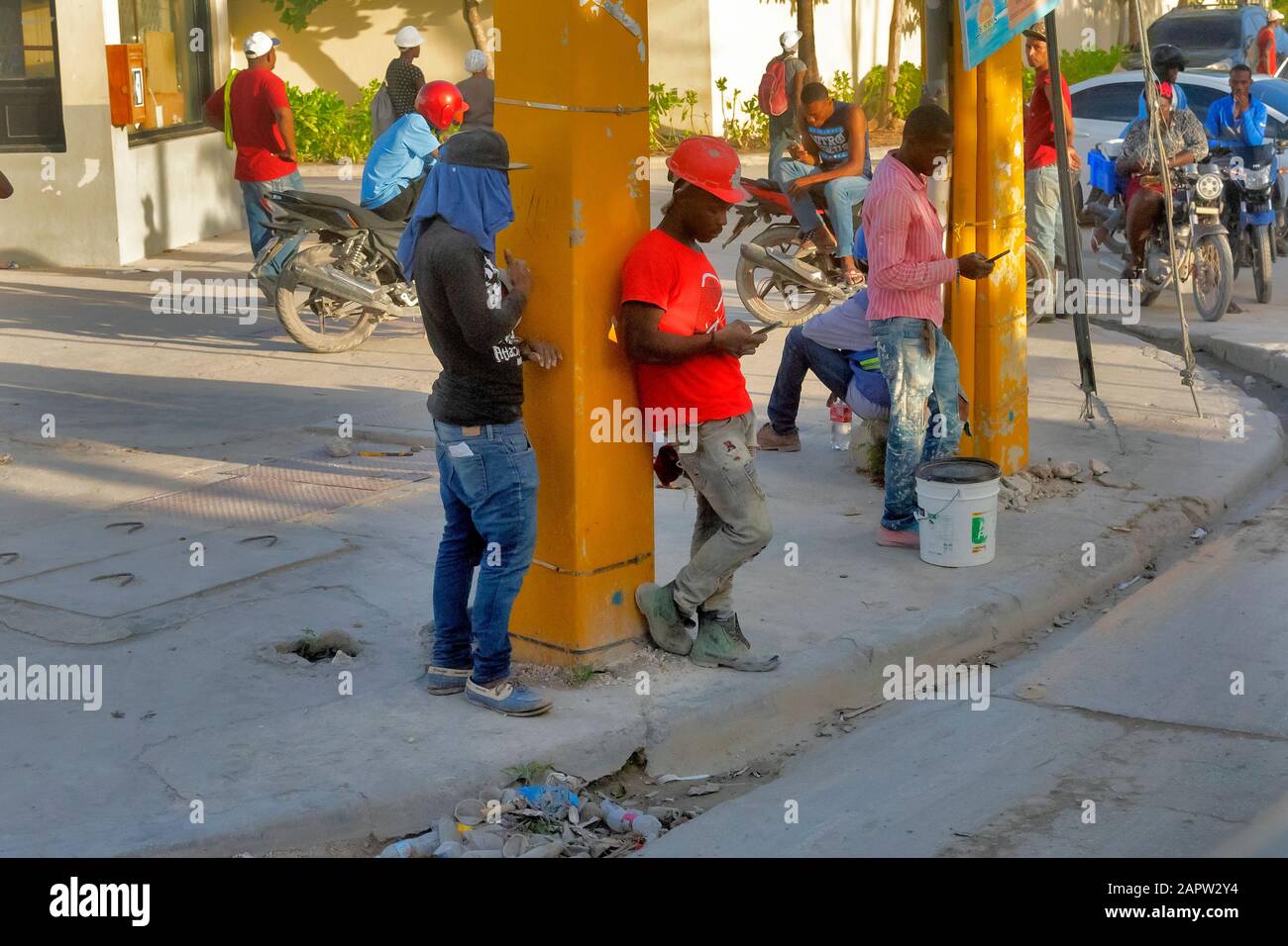 Travailleurs dans la rue en attente de transport, République dominicaine Banque D'Images