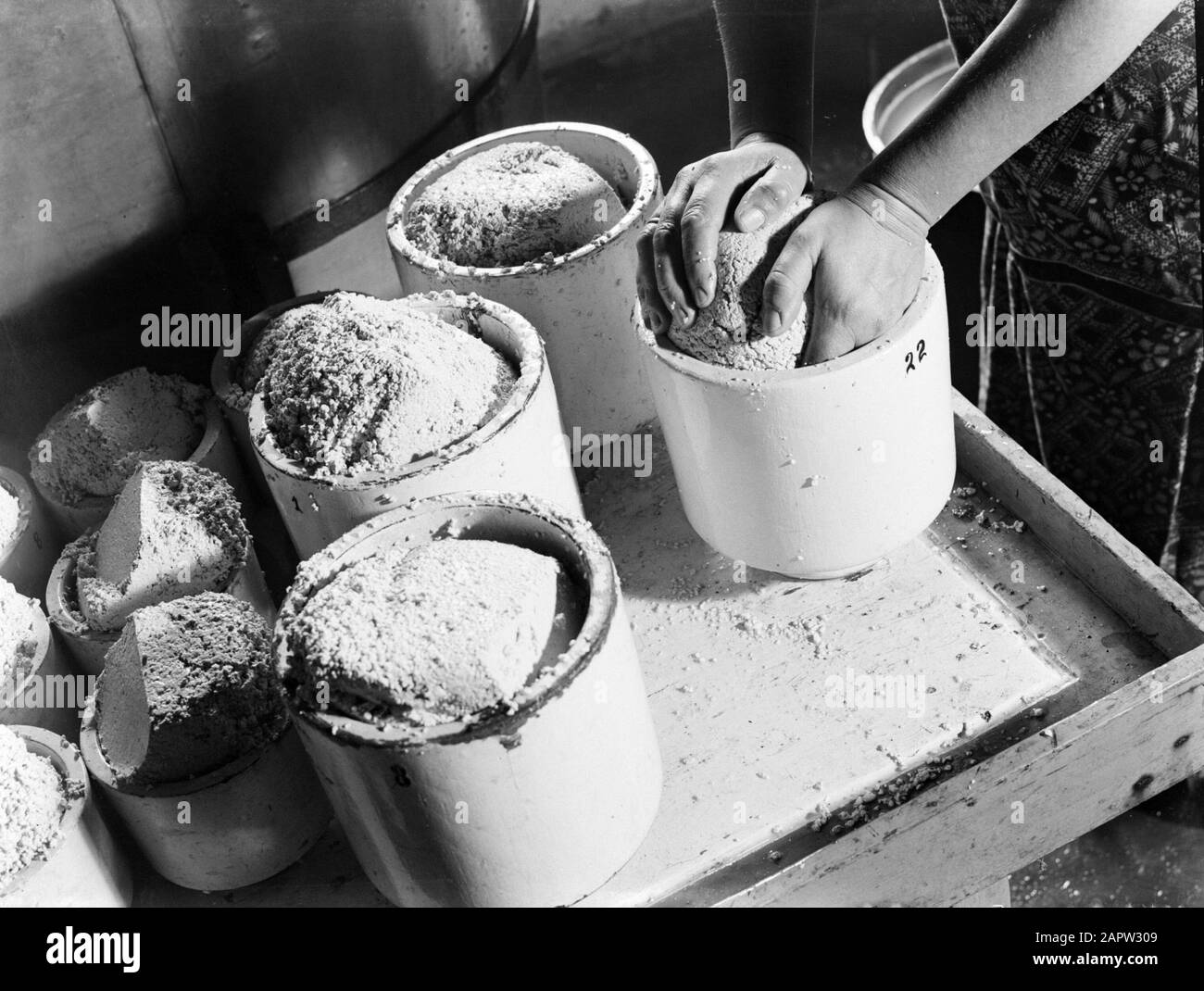 Reportage de la ferme préparation du fromage sur une ferme à Broek dans la Waterland Date : 1933 lieu : Pantalon dans la Waterland mots clés : fromage, fabrication du fromage Banque D'Images