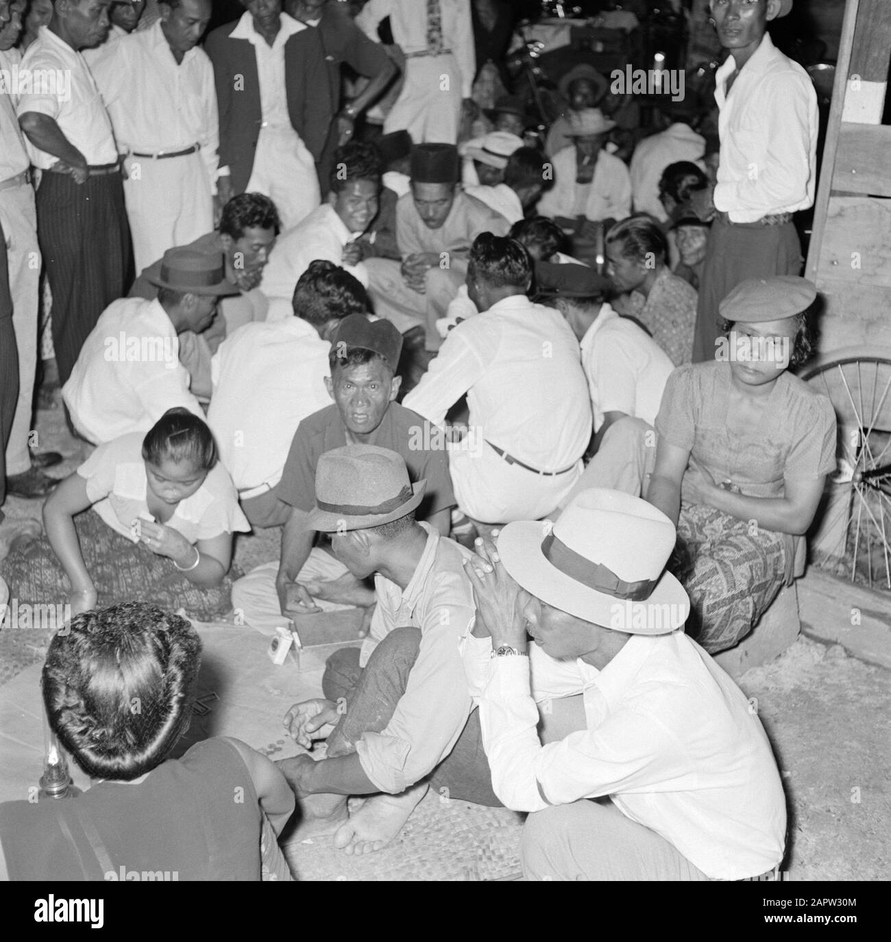 Antilles néerlandaises et Suriname au moment de la visite royale de la Reine Juliana et du Prince Bernhard en 1955 jeu de cartes à un parti javanais à Paramaribo Date: 1 octobre 1955 lieu: Paramaribo, Suriname mots clés: Javanes, parties, jeux de société, peuples autochtones Banque D'Images