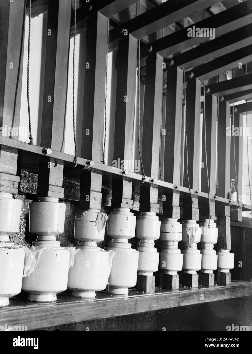 Presse à fromage de la ferme reportage dans une ferme de Broek dans la terre aquatique Date : 1933 lieu : pantalon dans la terre aquatique mots clés : fromage, presse à fromage Banque D'Images