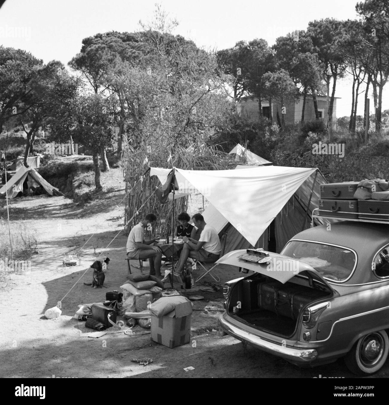 Camping en Espagne Camping les gens et leur voiture Date: Non daté lieu: Espagne mots clés: Voitures, camping, tentes Banque D'Images