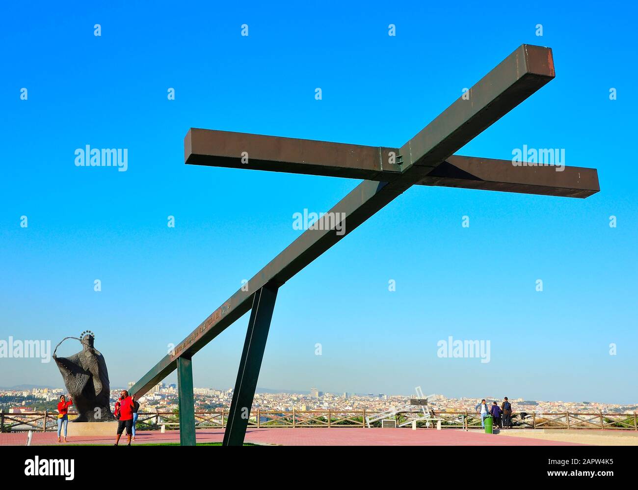 Sculpture métallique en forme de croix au monument Cristo Rei à Cacilhas, Potugal Banque D'Images