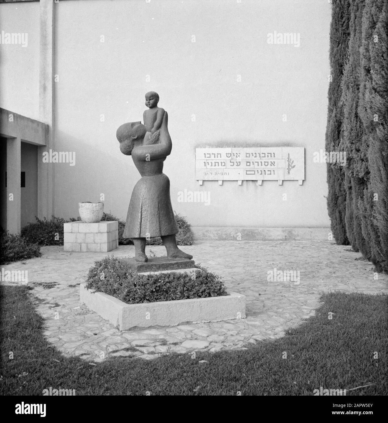 Kibbutz Ein Gev. Image d'une mère et d'un enfant par la main du sculpteur Chana Orloff Date: 1 janvier 1964 lieu: Ein Gev, Israël mots clés: Sculpteurs, enfants, mères Nom personnel: Orloff, Chana Banque D'Images