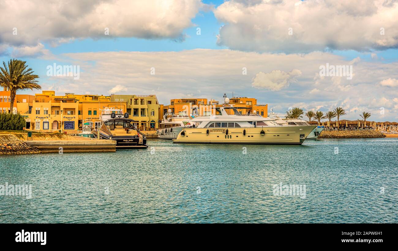 Yachts luxueux moror au port de plaisance d'Abu Tig à el Gouna, Egypte, 11 janvier 2020 Banque D'Images