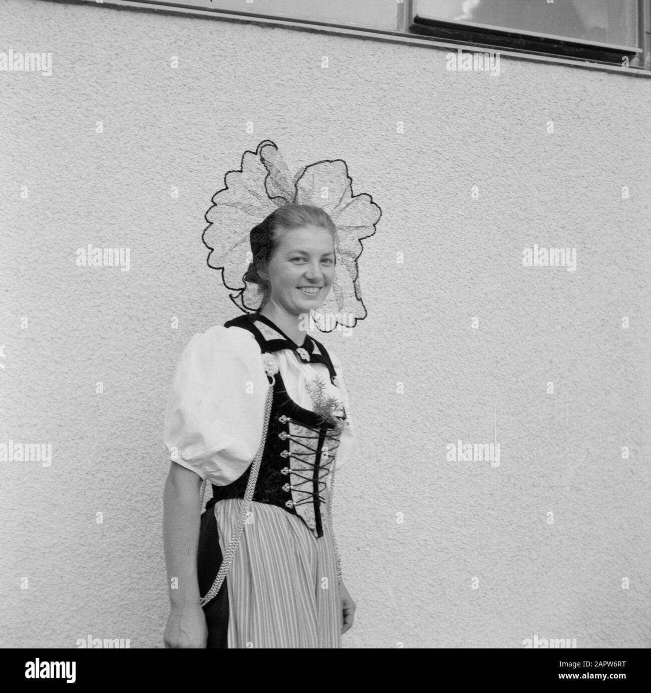 Margrit Ruch dans le costume traditionnel d'Oberbottigen dans le canton suisse de Bern costume, femme, portraits, Ruch, Margrit, Oberbottigen Date : 1 janvier 1959 lieu : Oberbottigen, Suisse mots clés : costumes traditionnels, portraits, femmes Nom personnel : Ruch, Margrit Banque D'Images