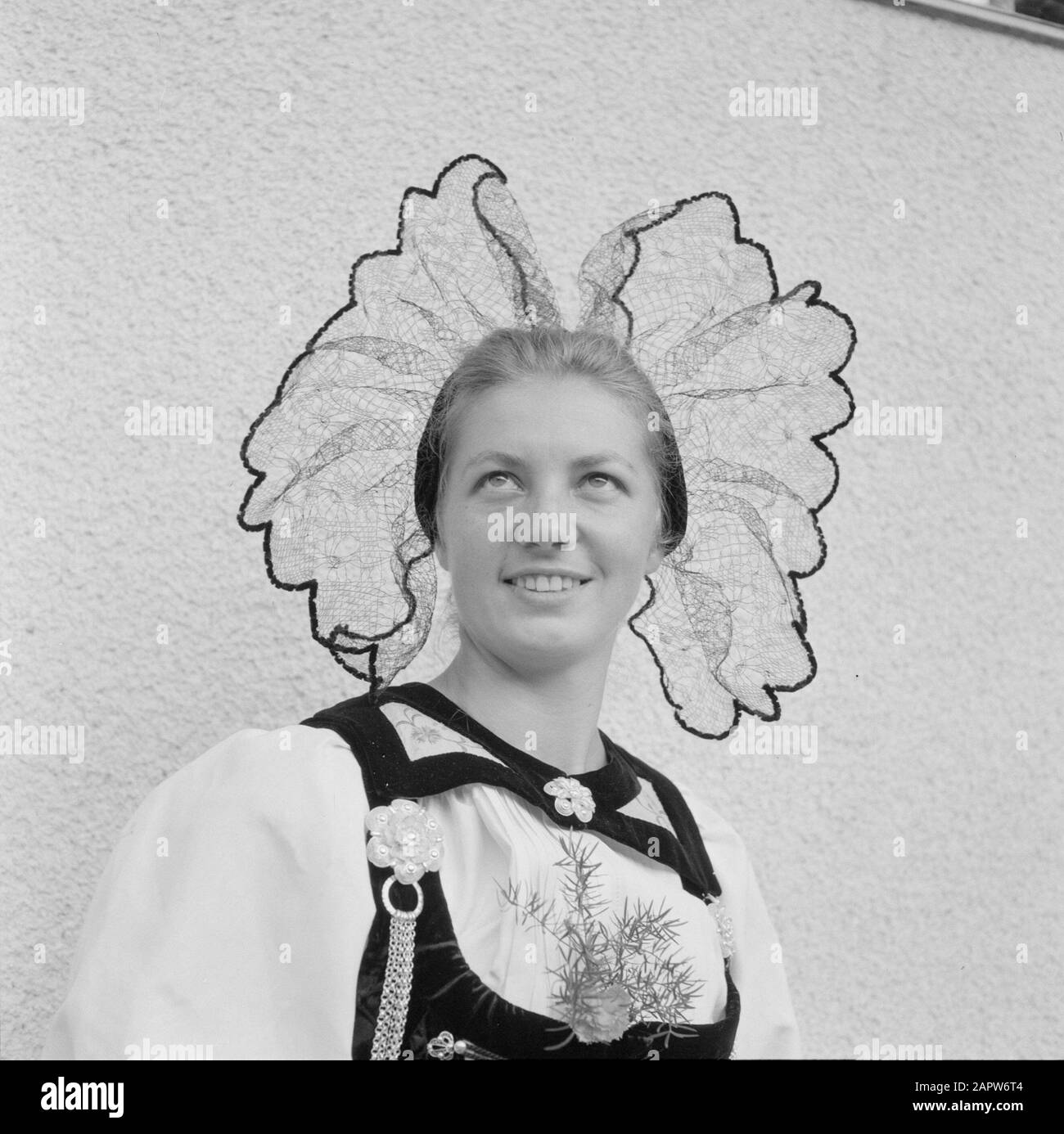 Margrit Ruch dans le costume traditionnel d'Oberbottigen dans le canton suisse de Bern costume, femme, portraits, Ruch, Margrit, Oberbottigen Date : 1 janvier 1959 lieu : Oberbottigen, Suisse mots clés : costumes traditionnels, portraits, femmes Nom personnel : Ruch, Margrit Banque D'Images