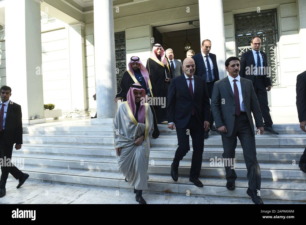 Athènes, Grèce. 24 janvier 2020. Le Ministre grec des affaires étrangères, Nikos Dendias (à droite), avec le Ministre des affaires étrangères de l'Arabie saoudite, le Prince Faisal bin Farhan Al Saud (à gauche). (Photo De Dimitrios Karvountzis/Pacific Press) Crédit: Pacific Press Agency/Alay Live News Banque D'Images