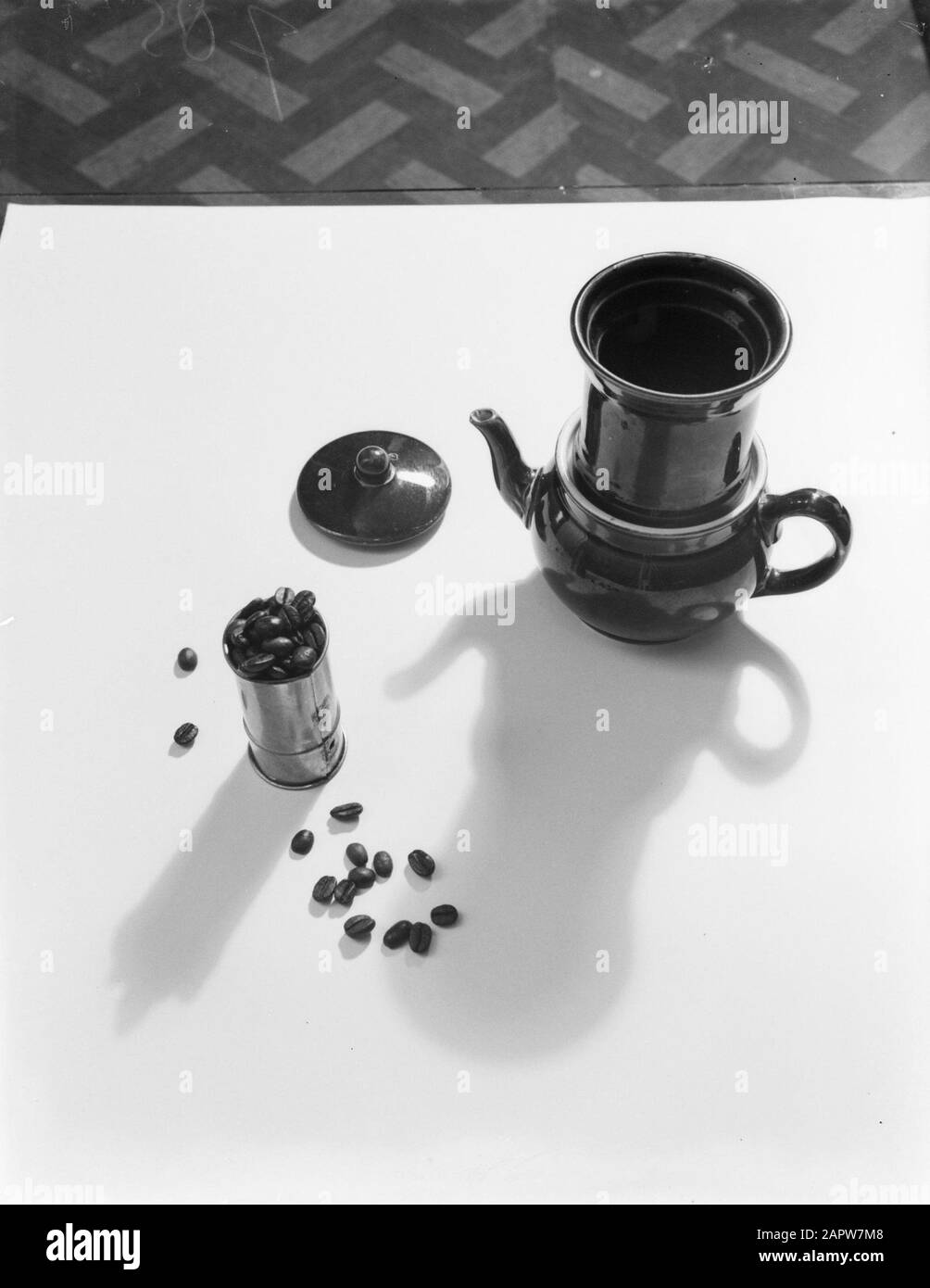 Publicité photographie café pichet pour la préparation de café filtre avec des grains de café lâches à côté, dans un soi-disant plomb (tasse de mesure) Date: 1932 mots clés: Café, vaisselle Banque D'Images