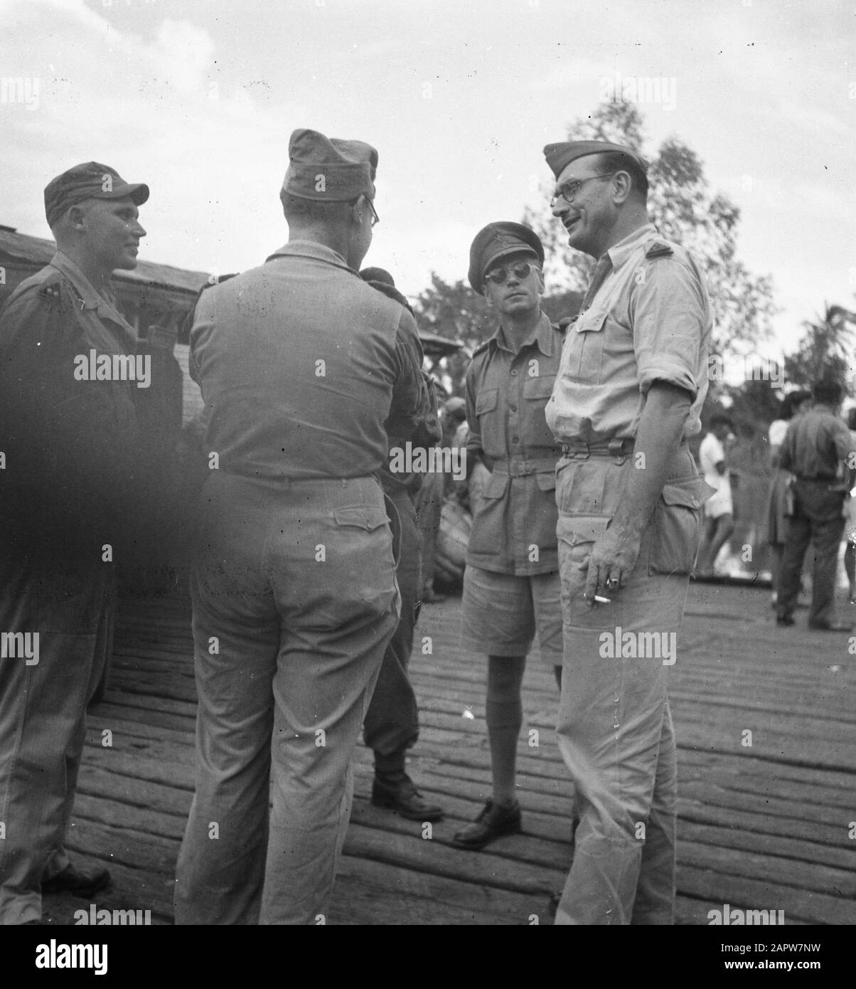 Embarquez pour le X Bataillon Infantry (Gadjah Merah) à bord du ¨Plancius¨ le Colonel Mollinger, commandant de la force territoriale du Sud de Sumatra est présent sur le quai Date : 22 janvier 1948 lieu : Indonésie, Antilles néerlandaises de l'est, Padang, Sumatra Banque D'Images