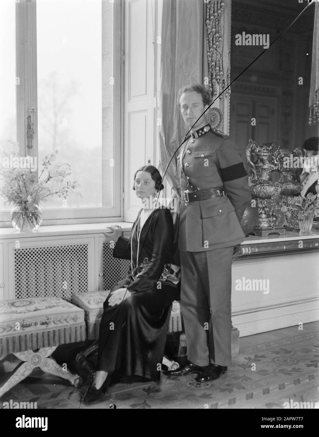 Famille royale Belgique Roi Léopold III et Reine Astrid dans leur palais de Laeken Date: 1934 lieu: Belgique, Bruxelles mots clés: Intérieurs, rois, reines, palais Nom personnel: Astrid ( Reine Belgique), Léopold III (roi Belgique) Banque D'Images